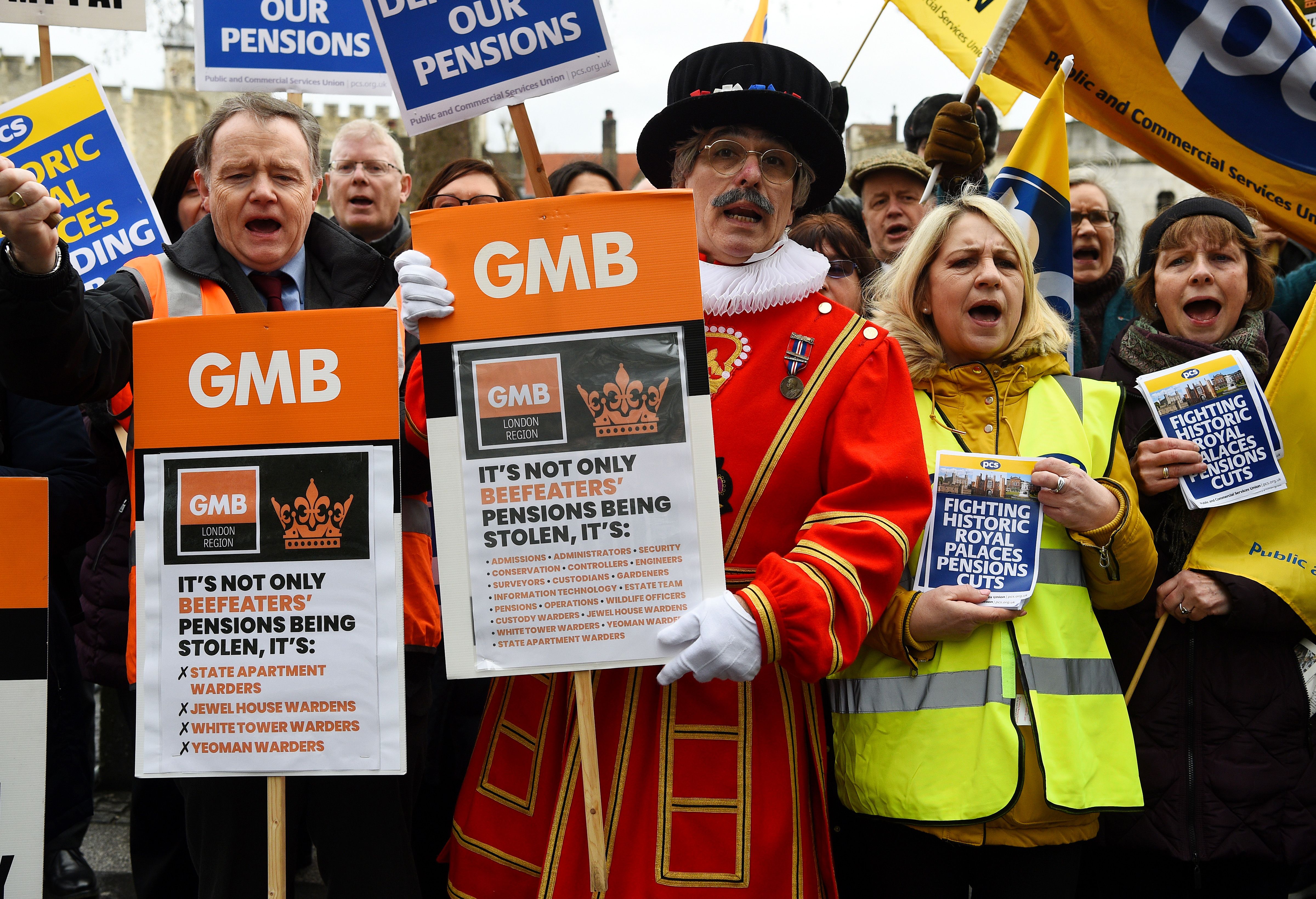 Beefeaters on Strike 060219 CREDIT PA.jpg	