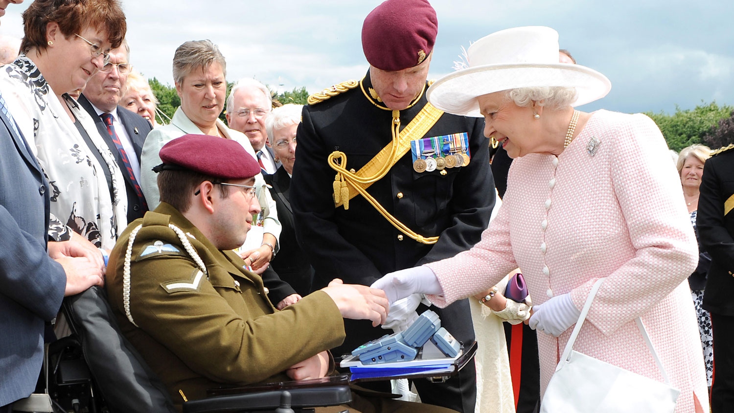 Ben Parkinson MBE Meets Her Majesty The Queen at Royal Artillery Barracks GAT7FM Credit PA Images / Alamy Stock Photo / Fiona Hanson