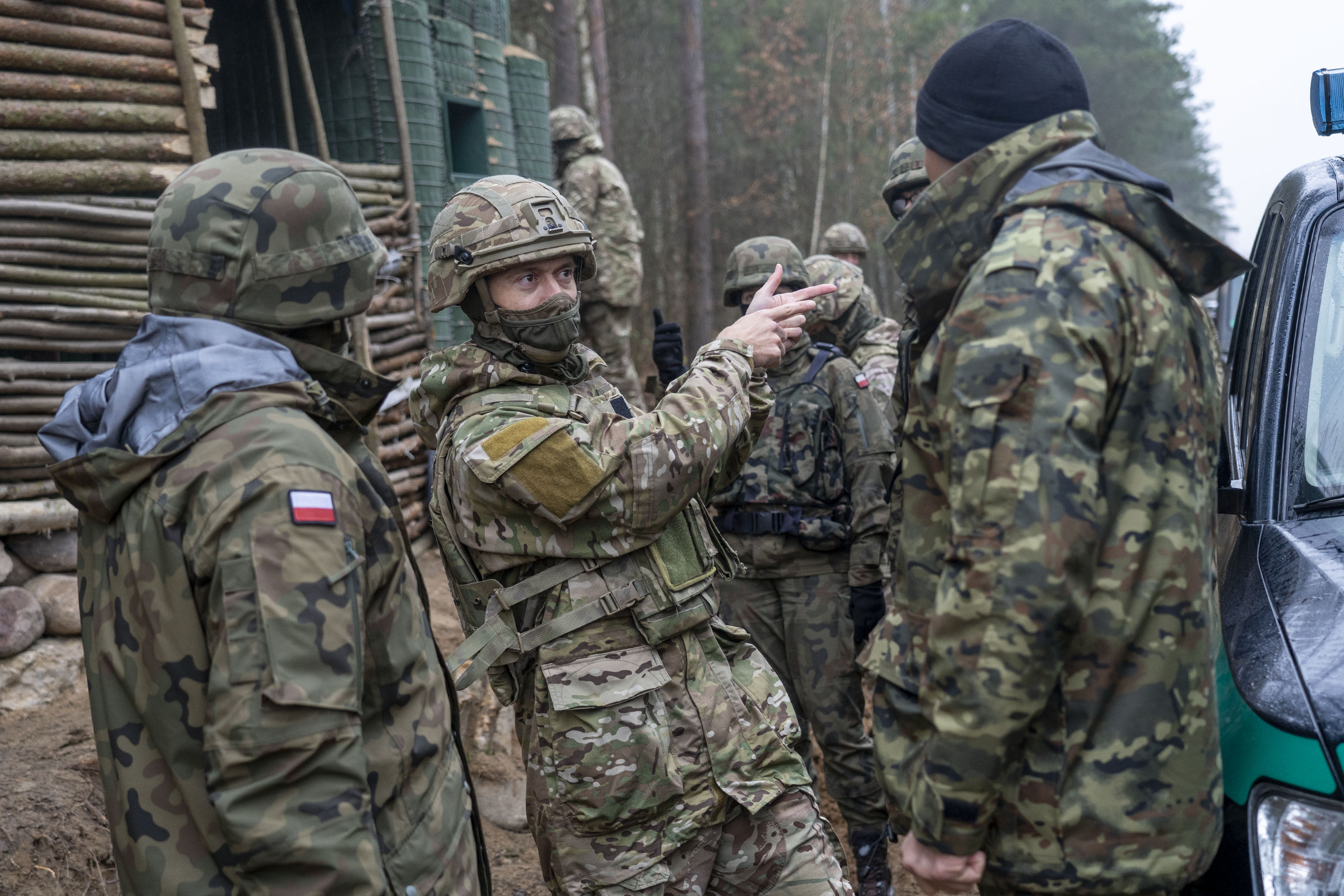 British Army engineers with Polish personnel deployed to Poland's border with Belarus 141121 CREDIT MOD
