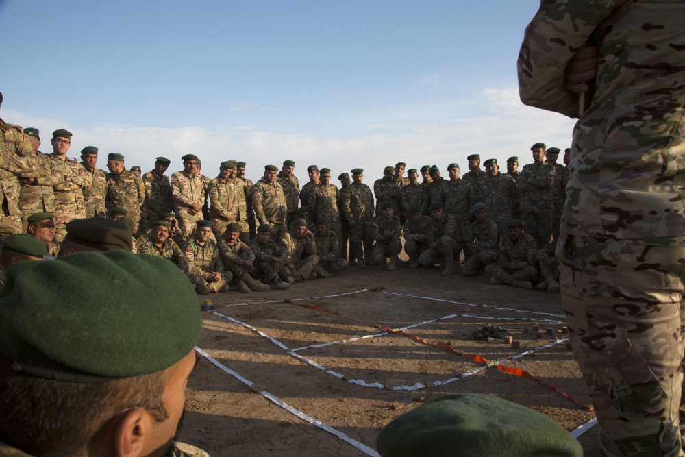 British soldier teaches class of Iraqi soldiers in counter-IED techniques