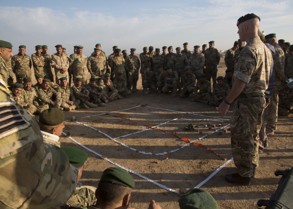 British soldier teaches class of Iraqi soldiers in counter-IED techniques 201118 CREDIT US ARMY
