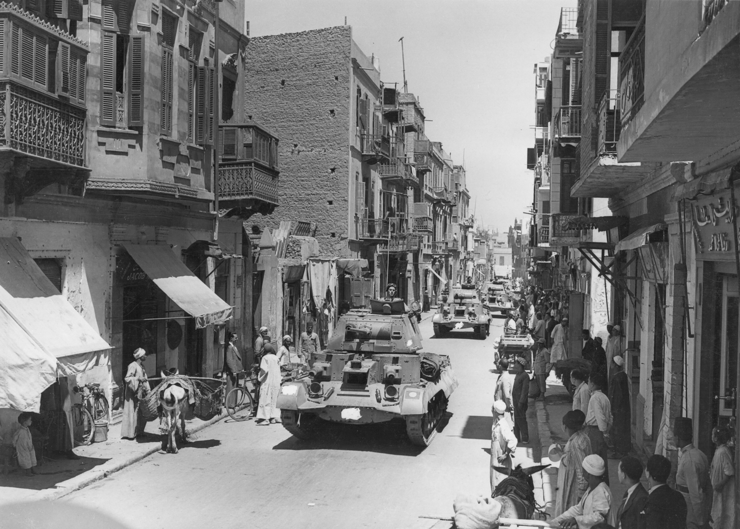 British-A9-tanks-in-Egypt-advance-to-the-front-in-the-desert-war-in-1940-Tanks-bk-pg-67