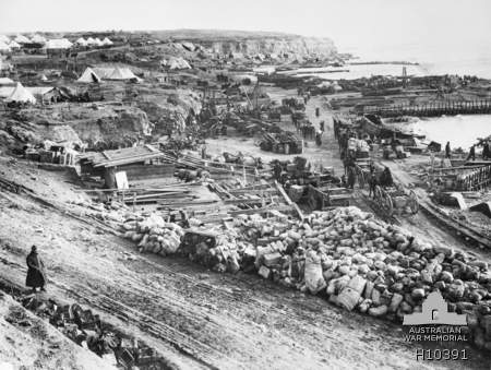 British_troops_preparing_to_evacuate_from_W_Beach_Gallipoli_01-1916_AWM_H10391