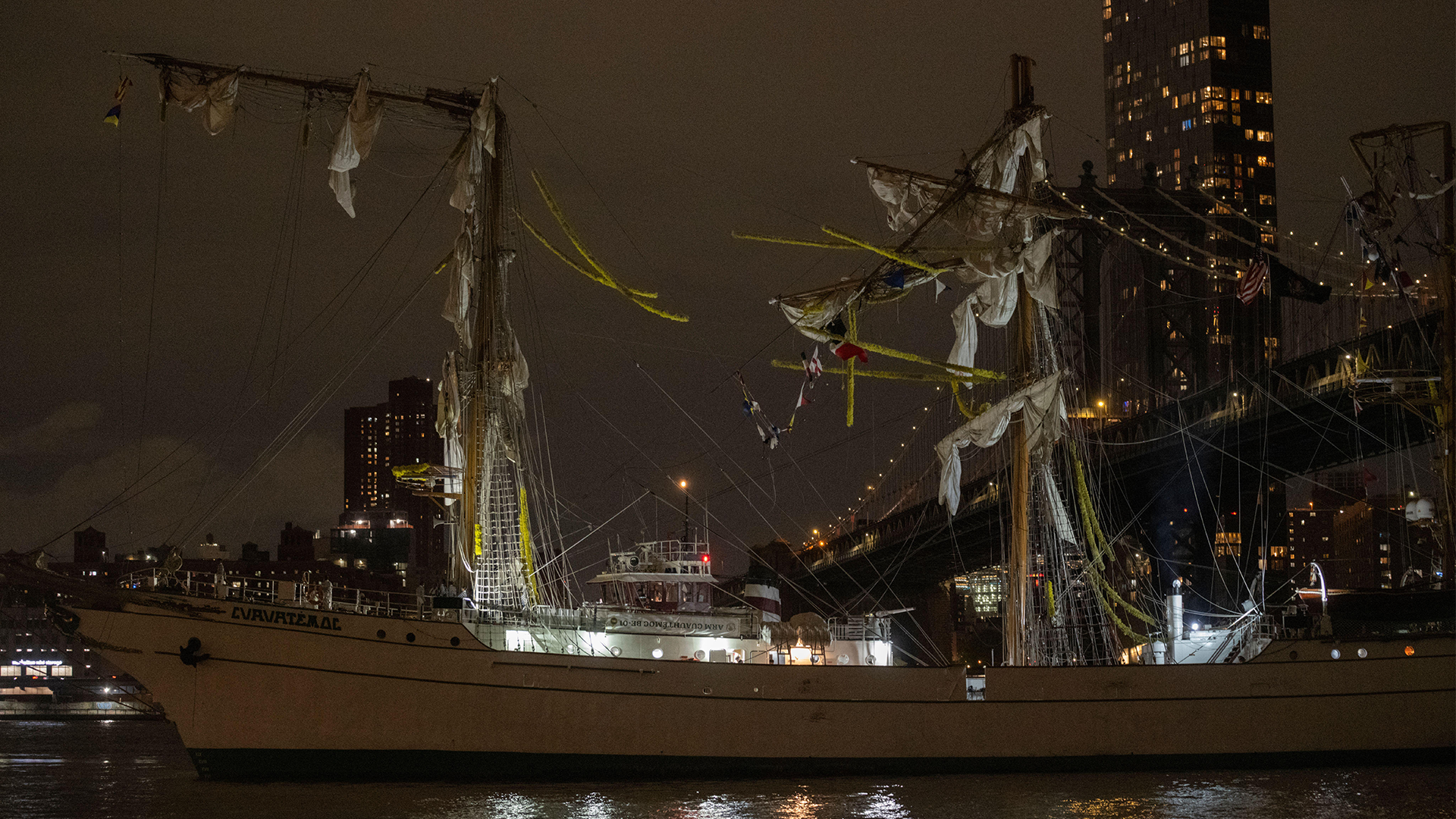 Brooklyn, New York, United States. 17th May, 2025. Mexican Navy training ship Cuauhtemoc lies still on East River after striking deck of Brooklyn Bridge CREDIT ALAMY