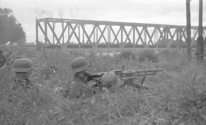 Capture of railway bridge over a river, 2 September 1941. Picture: Bundesarchiv, B 145 Bild-F016205-06 / CC-BY-SA 3.0.