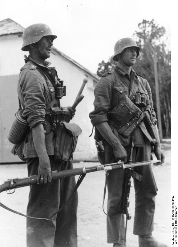 Two German infantryman at the beginning of Barbarossa in June 1941. Picture: Bundesarchiv, Bild 101I-009-0869-12A / Schröter / CC-BY-SA 3.0.