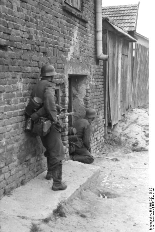 Two soldiers conduct building sweeps during the opening actions of Operation Barbarossa. Picture: Bundesarchiv, Bild 101I-020-1262-21 / Harschneck / CC-BY-SA 3.0.