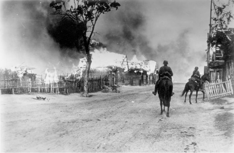 German cavalry officer at the scene of a burning village near Mogilow on the Dnieper River. 16 July 1941. Picture: Federal archive, picture 101I-137-1032-14A / Kessler, Rudolf / CC-BY-SA 3.0.