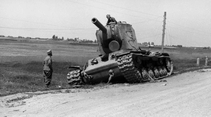A defeated Russian tank. June 1941. Federal archive, picture 101I-209-0091-11 / Nägele / CC-BY-SA 3.0.