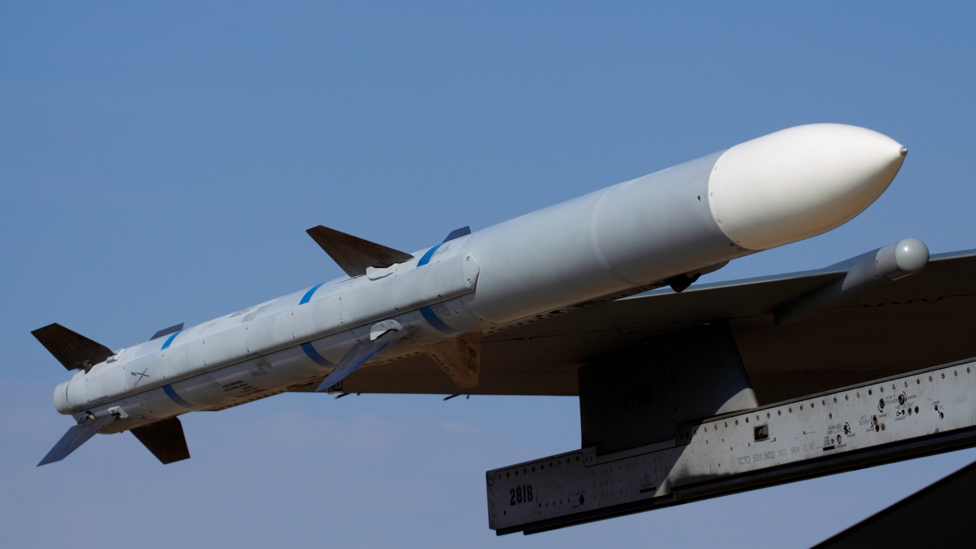 C8RK41 AIM-120 AMRAAM air-to-air missile on the wing of an F-16 fighter jet