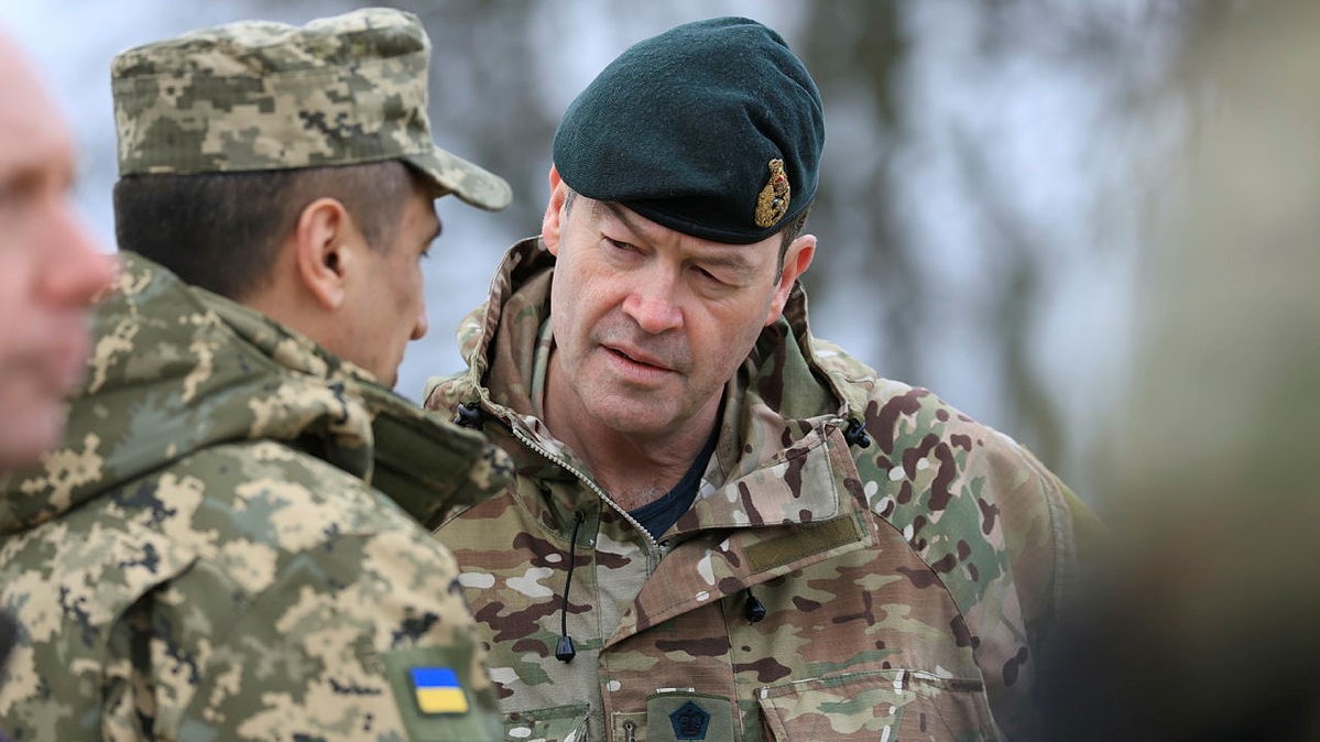 Chief of the General Staff, General Sir Patrick Sanders, talking with Ukrainian personnel 20022023 CREDIT MOD.jpg