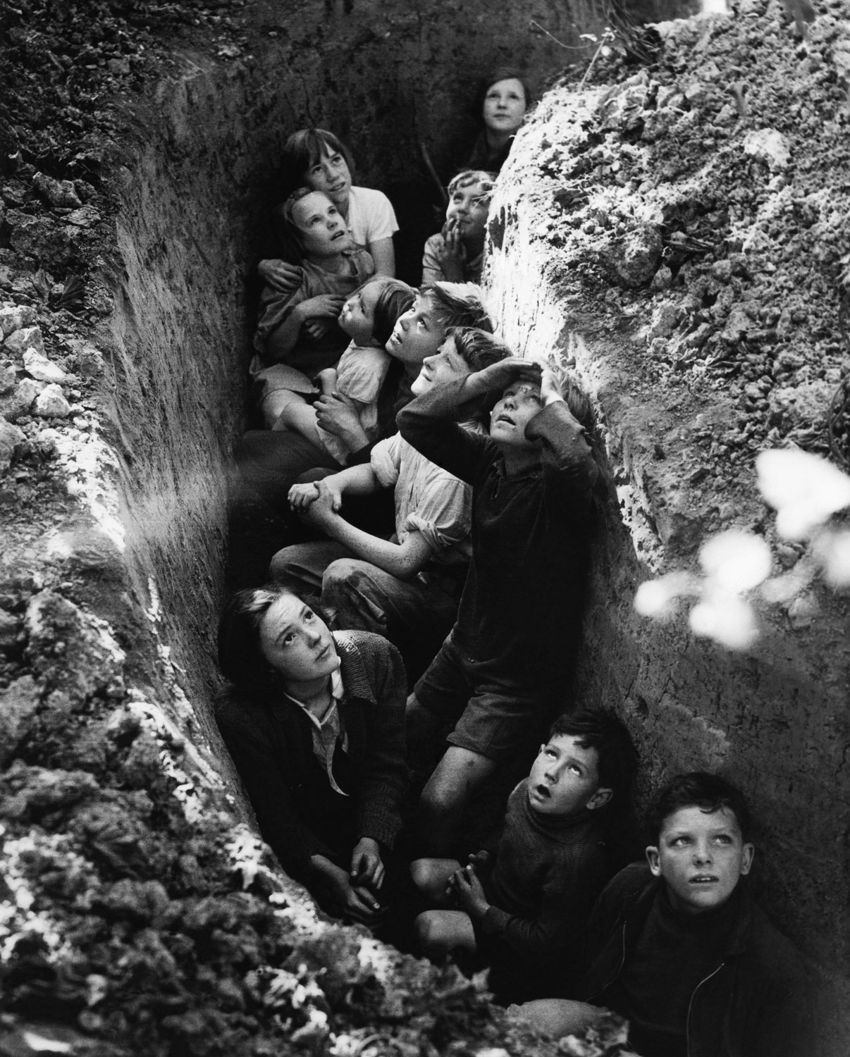 Children of the hop pickers take shelter to watch the Battle of Britain rage overhead in 1940 Image ID 1207984 CREDIT John Topham / TopFoto