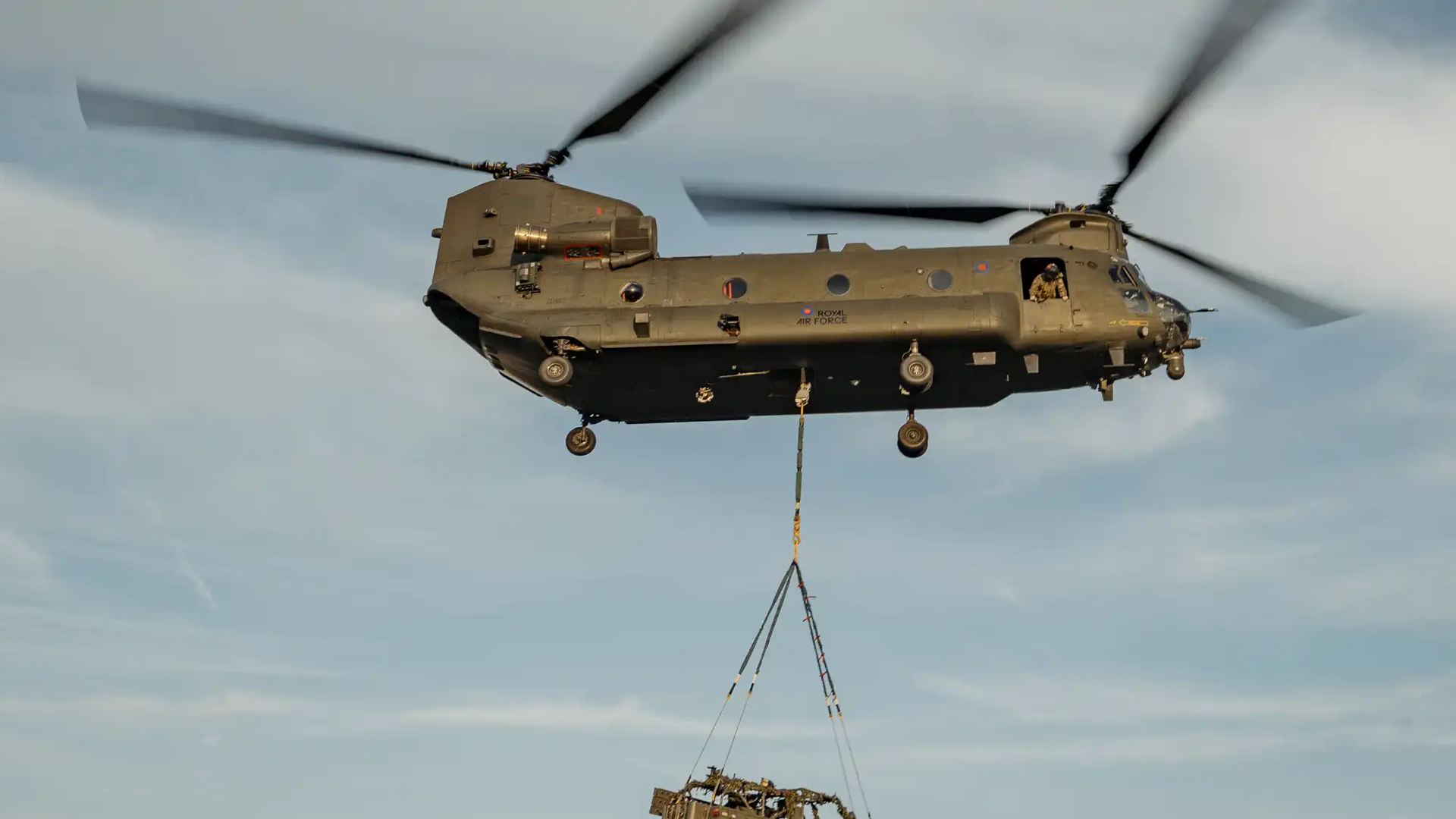 Chinook from 18 Squadron lifting a reconnaissance vehicle underslung CREDIT BRISH ARMY