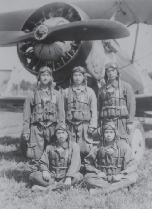 Crew of Yokosuka K5Y intermediate trainer at Oita Flight School in 1941