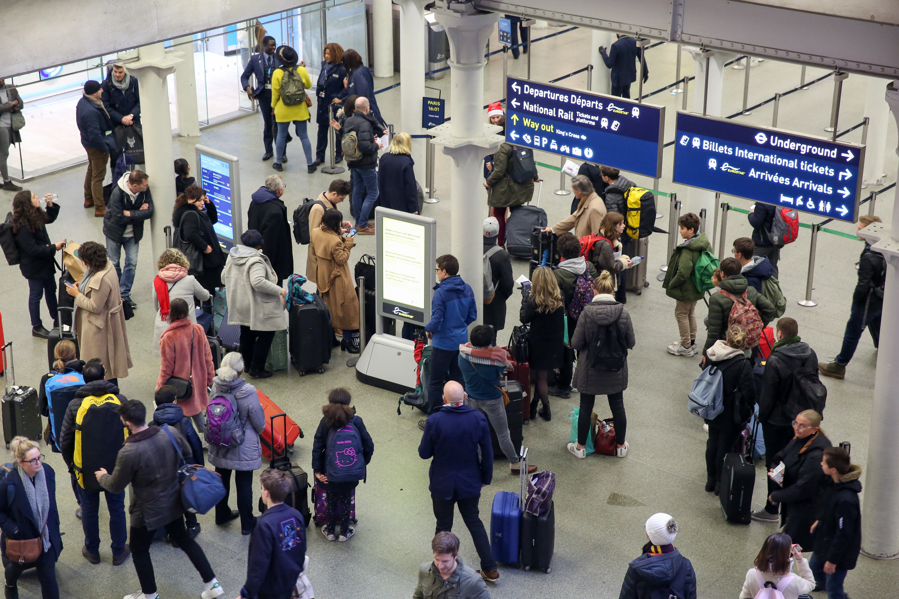 Crowds waiting for trains at Kings Cross station 201219 CREDIT PA.jpg 