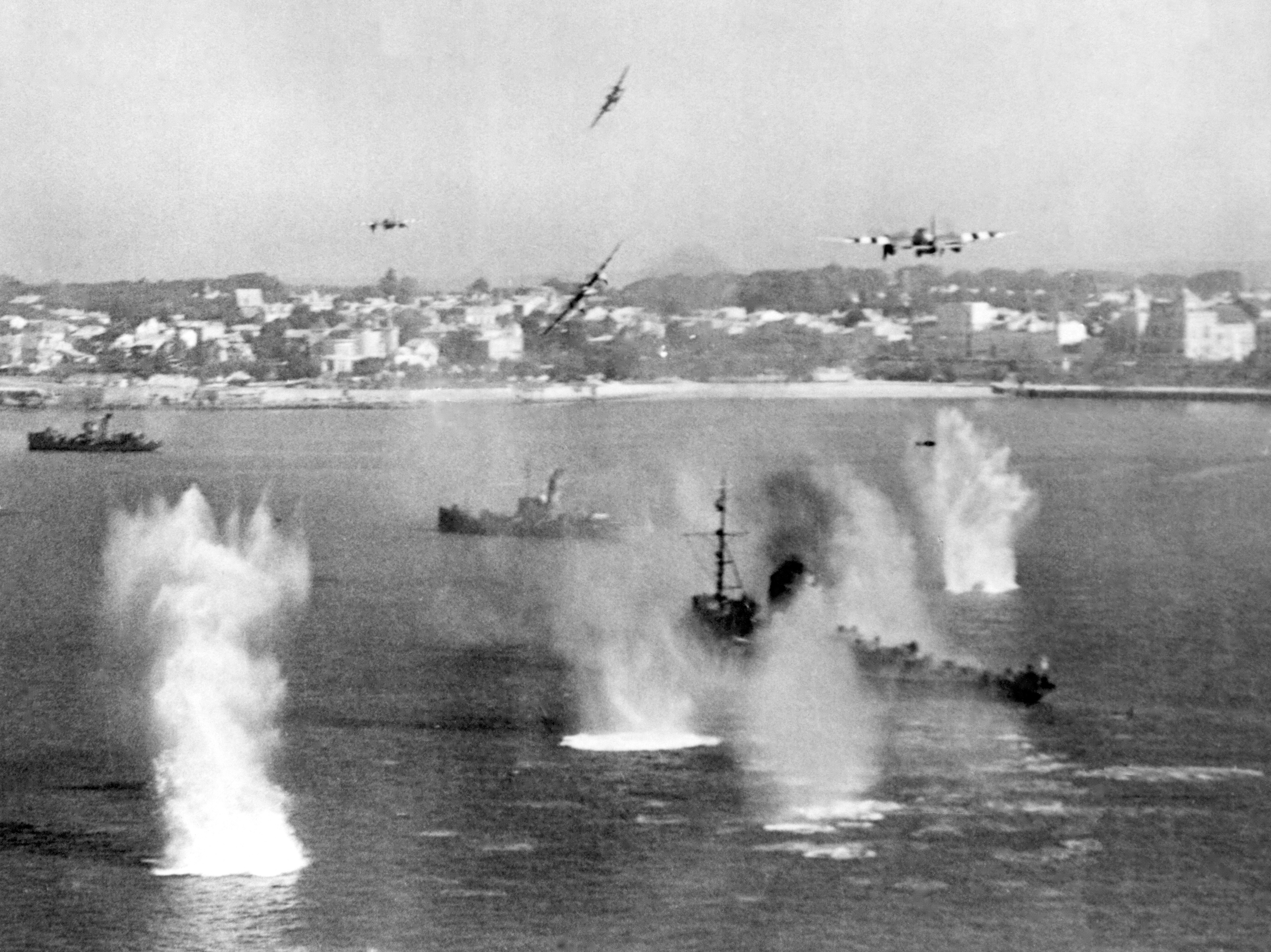de Haviland Mosquito FB.VIs of 248 Squadron attacking a German 'M' Class minesweeper and two trawler-type auxiliaries in the mouth of the Gironde River