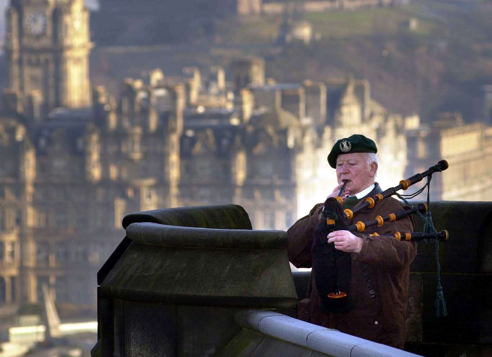 D-Day piper Bill Millin plays his bagpipes at Edinburgh Castle in Scotland 160101 CREDIT PA