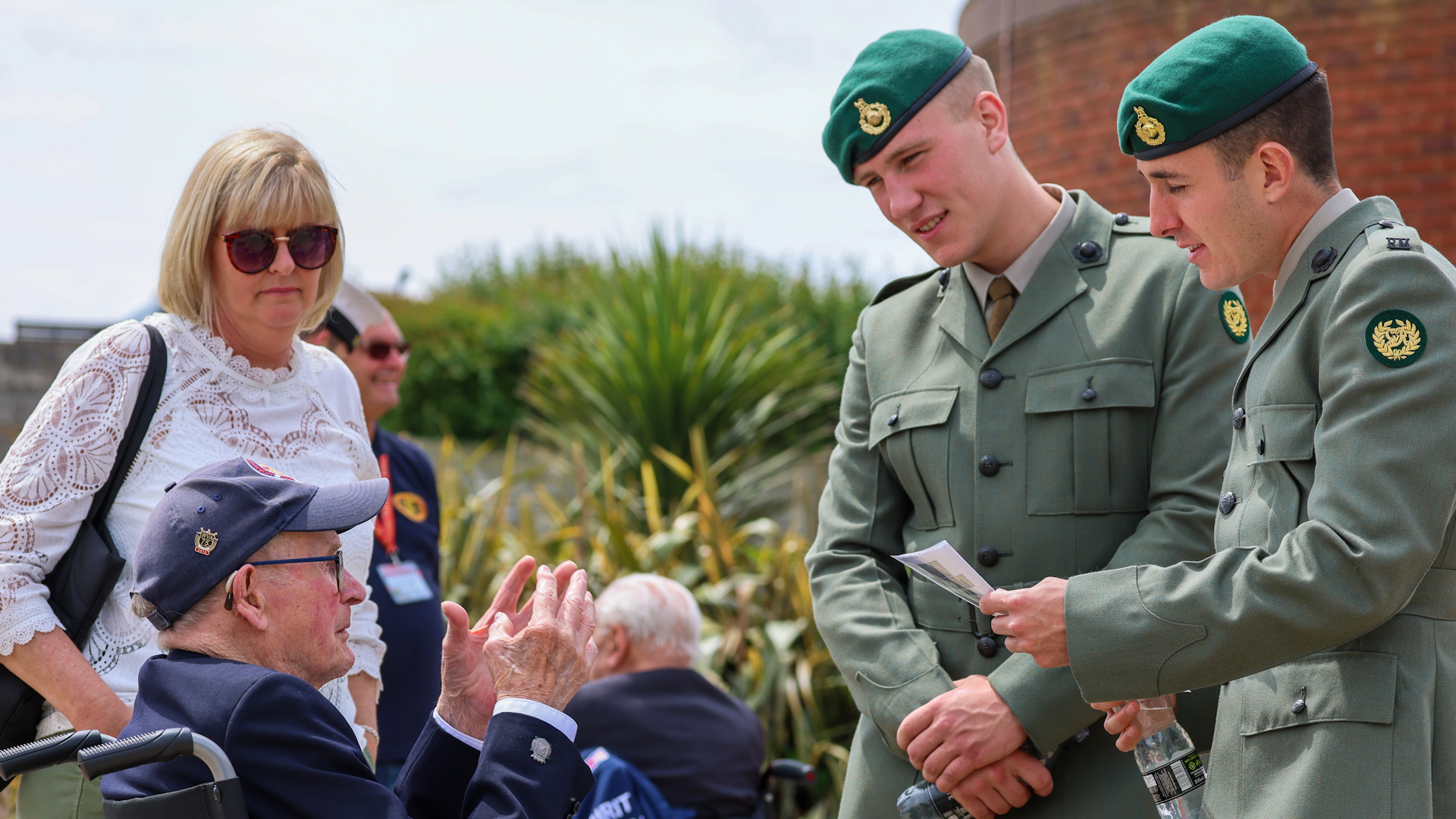	D-Day veteran chats with two serving members of the Armed Forces