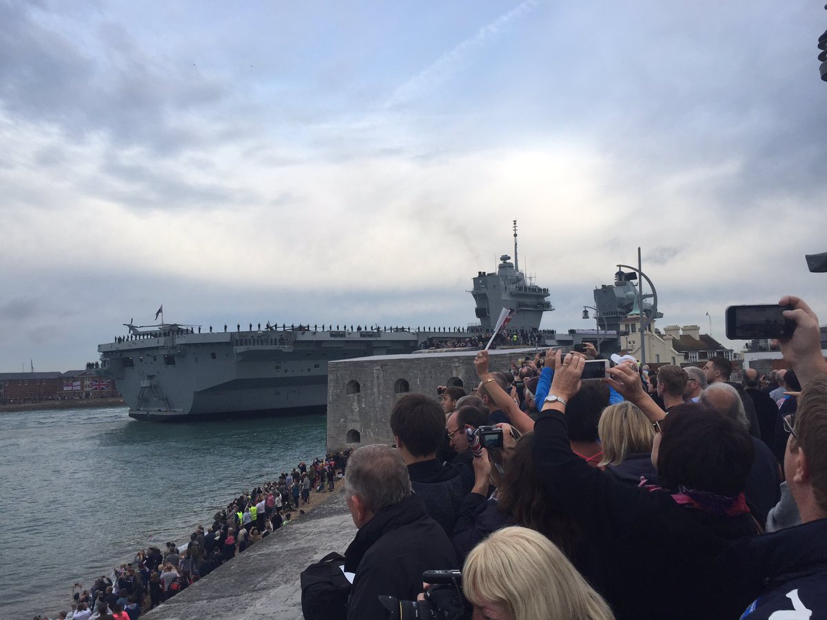 Portsmouth welcomes HMS Queen Elizabeth home