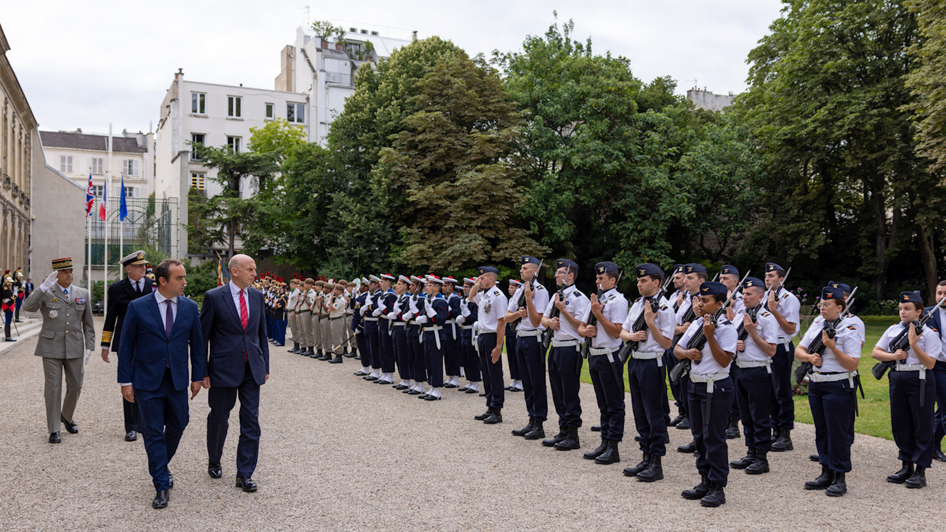 Defence Secretary John Healey with French Defence Minister, Sébastien Lecornu inspecting the Guard of Honour 240724 CREDIT MOD