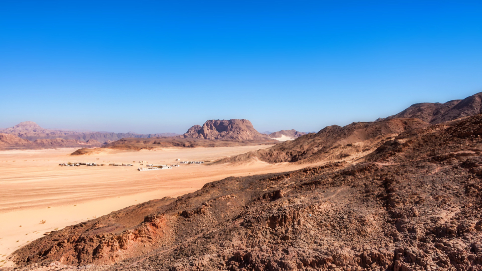 Distant houses in the Sinai Peninsula (Picture: Yakov Oskanov/Alamy Stock Photo).