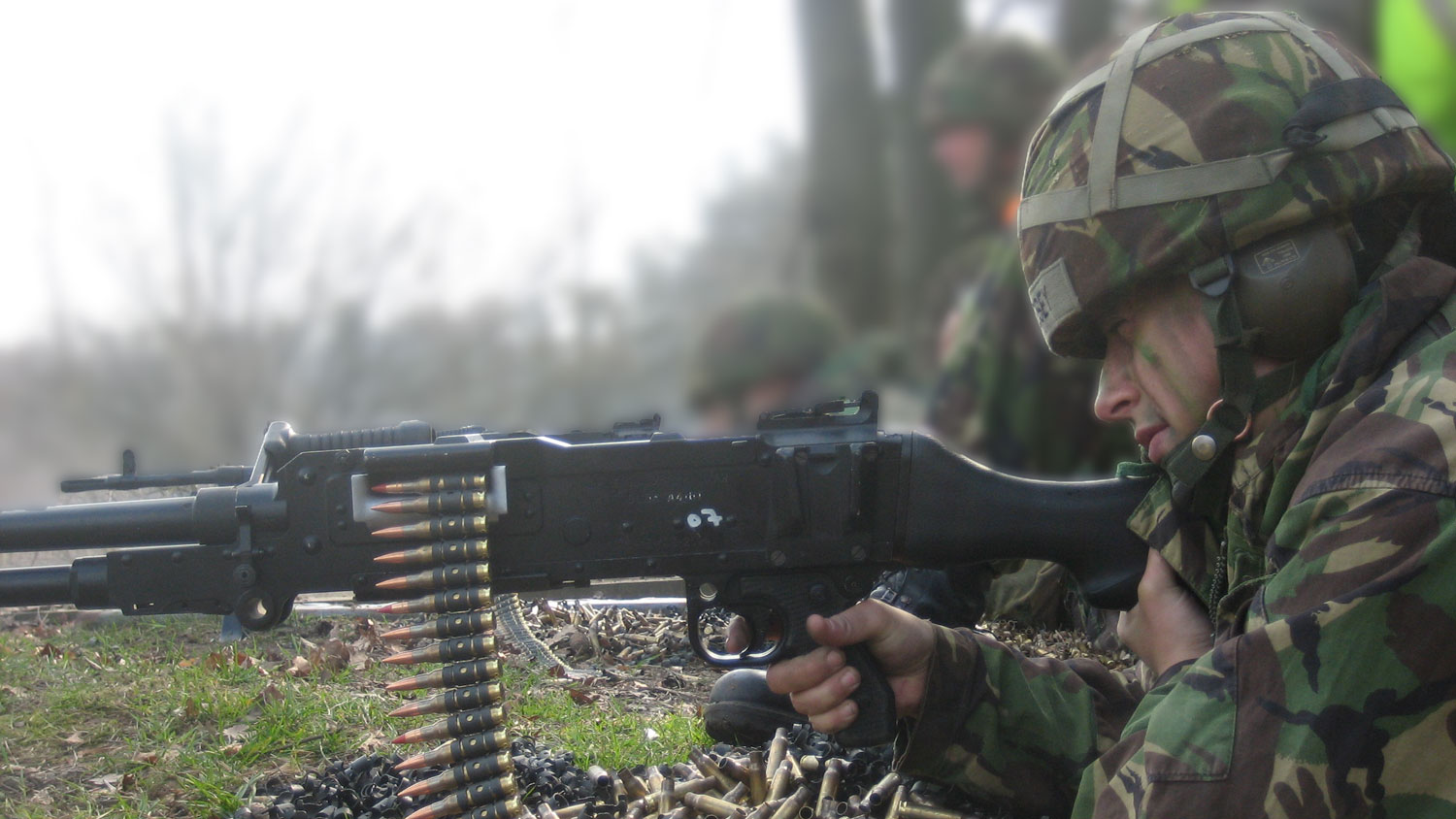 Dr Bex Bennett firing a General Purpose Machine Gun during her British Army service CREDIT Dr Bex Bennett