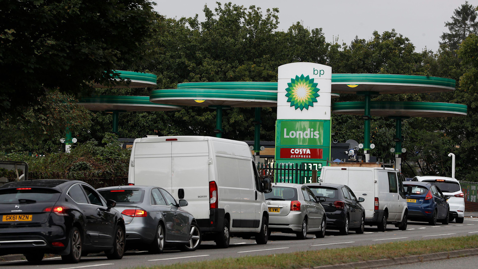 Drivers queue for fuel at a BP (British Petroleum) petrol station in Leicestershire 250921 CREDIT Darren Staples Alamy Live News.jpg