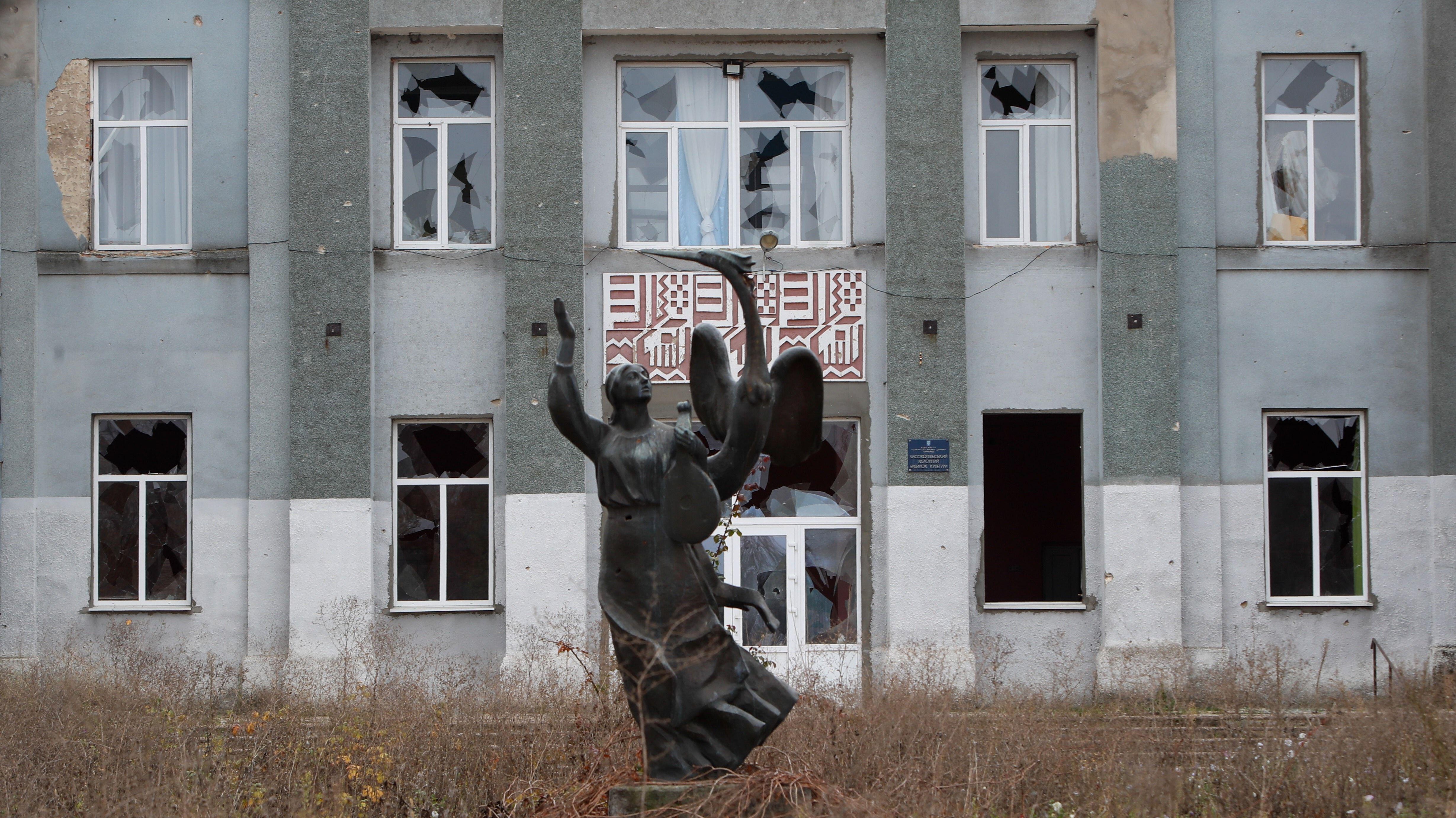 EX 09112023 Image ID 2KDT9BM A building at a town in Kherson Oblast near the front line was damaged by Russian artillery 08112022 CREDIT ZUMA Press,Alamy Stock Photo.jpg