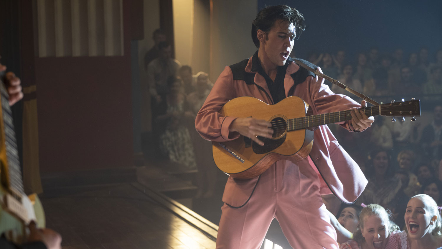 Elvis Presley film AUSTIN BUTLER as Elvis in Warner Bros. Pictures' drama "ELVIS", a Warner Bros. Pictures release CREDIT Hugh Stewart