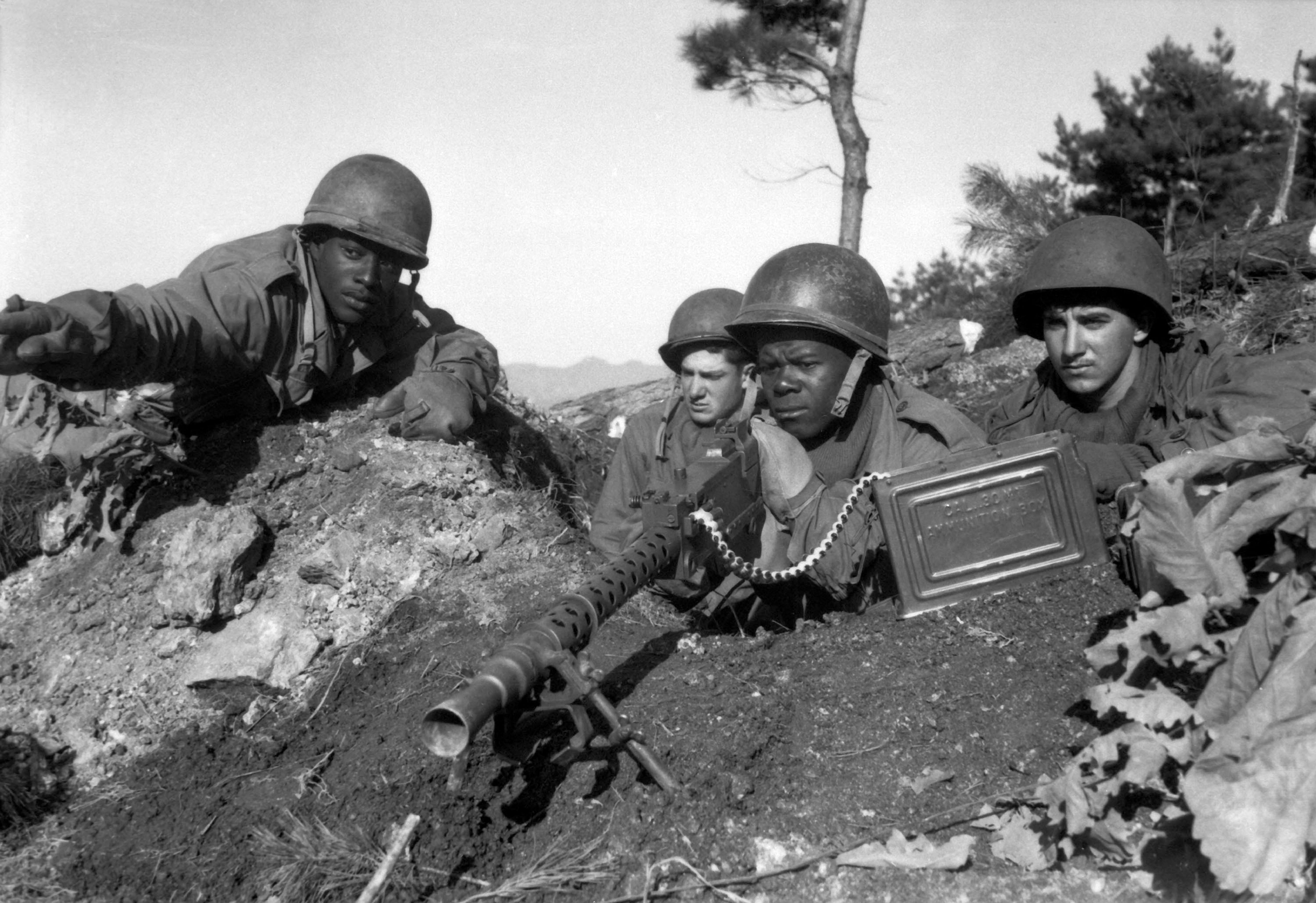 End Infantry Division, northeast of the Chongohon river, Sfc. Major L. Cleveland, weapons squad leader, points out the North Korean position to his machine gun crew Korean War CREDIT ALAMY