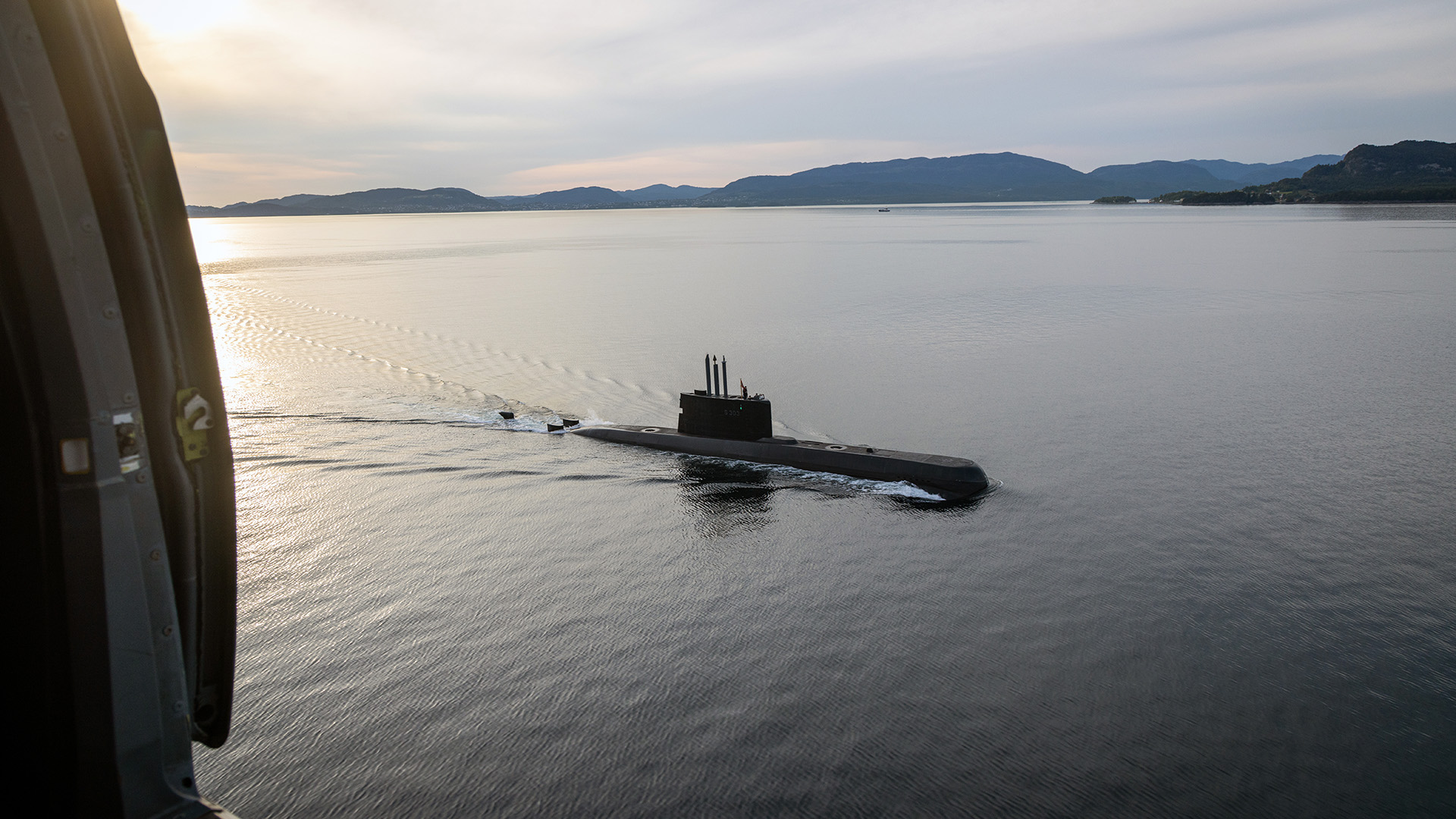 The Merlin crew looks down on Norwegian submarine HNoMS Utvaer