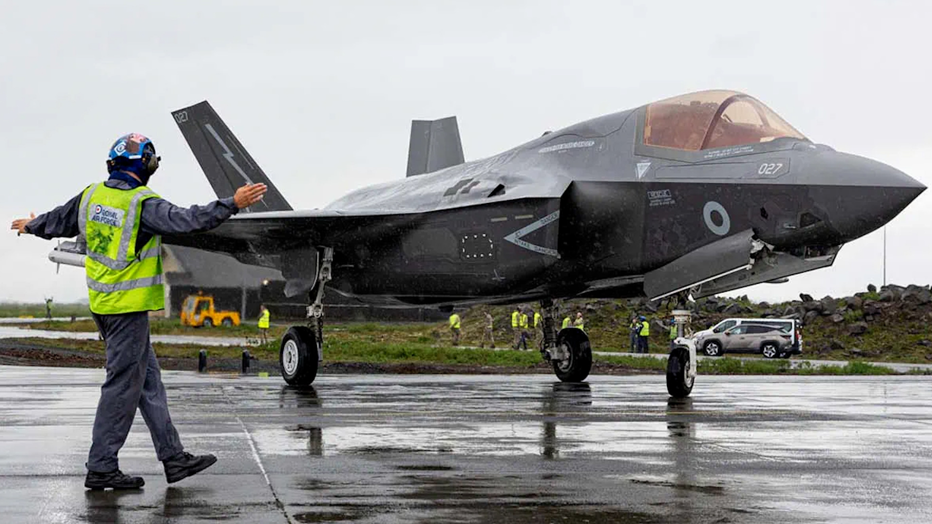 F-35B from RAF Marham taxiing in and directed by Groud crew staff 02092024 CREDIT RA