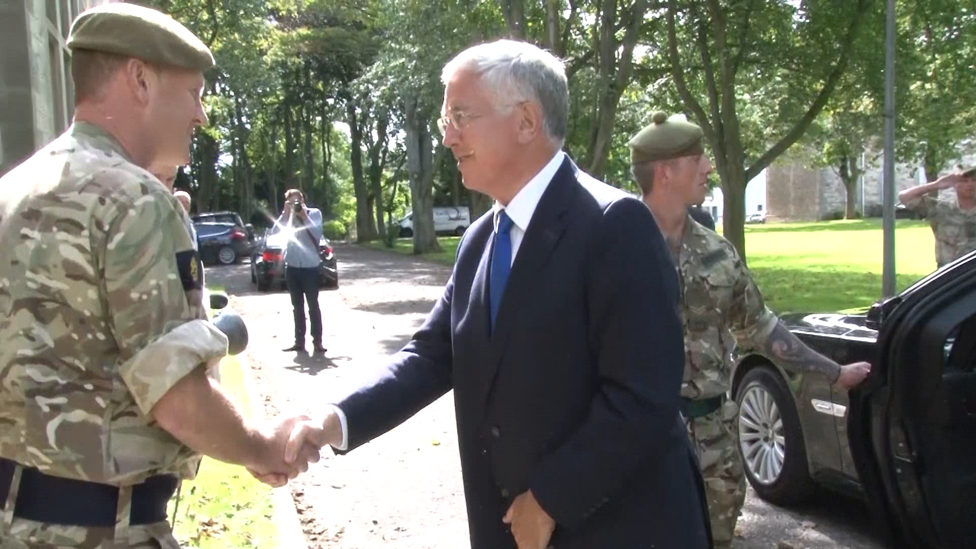 Sir Michael Fallon visits 2 SCOTS