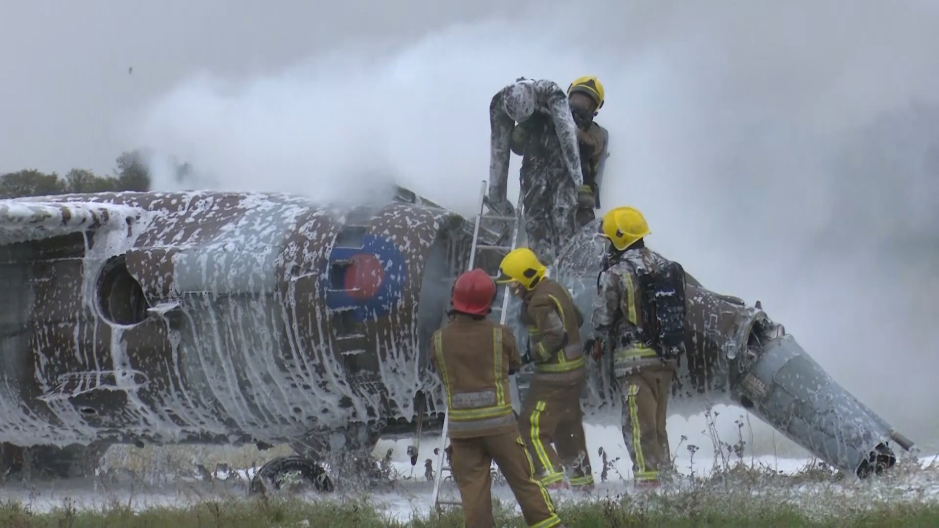 The recruits practise rescuing trapped aircrew.