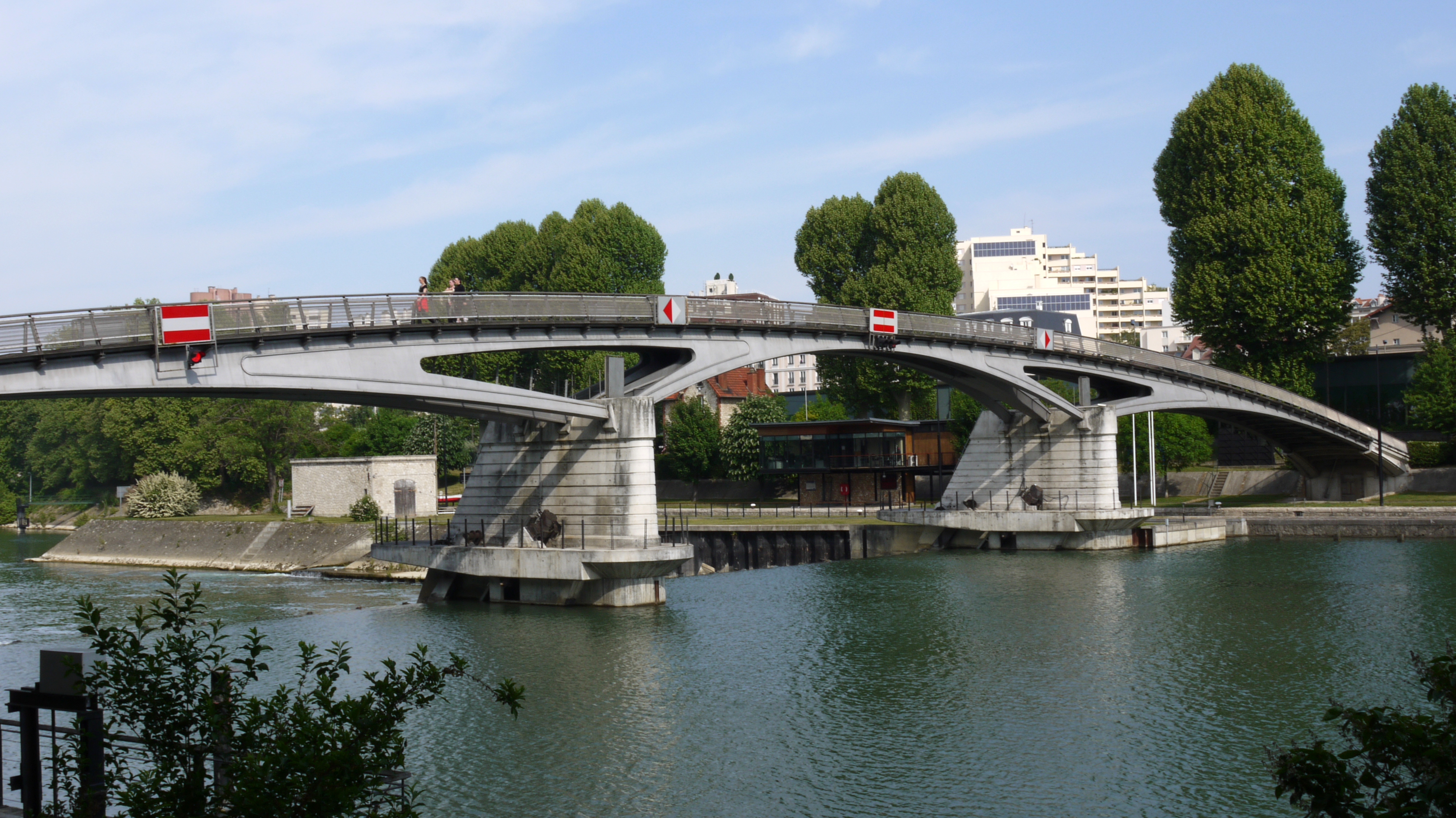 Footbridge_over_the_canal_lock_on_the_Marne_at_Saint_Maurice_near_Paris_by Pline