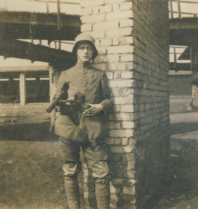 France 1918 - German stormtrooper with MP 18