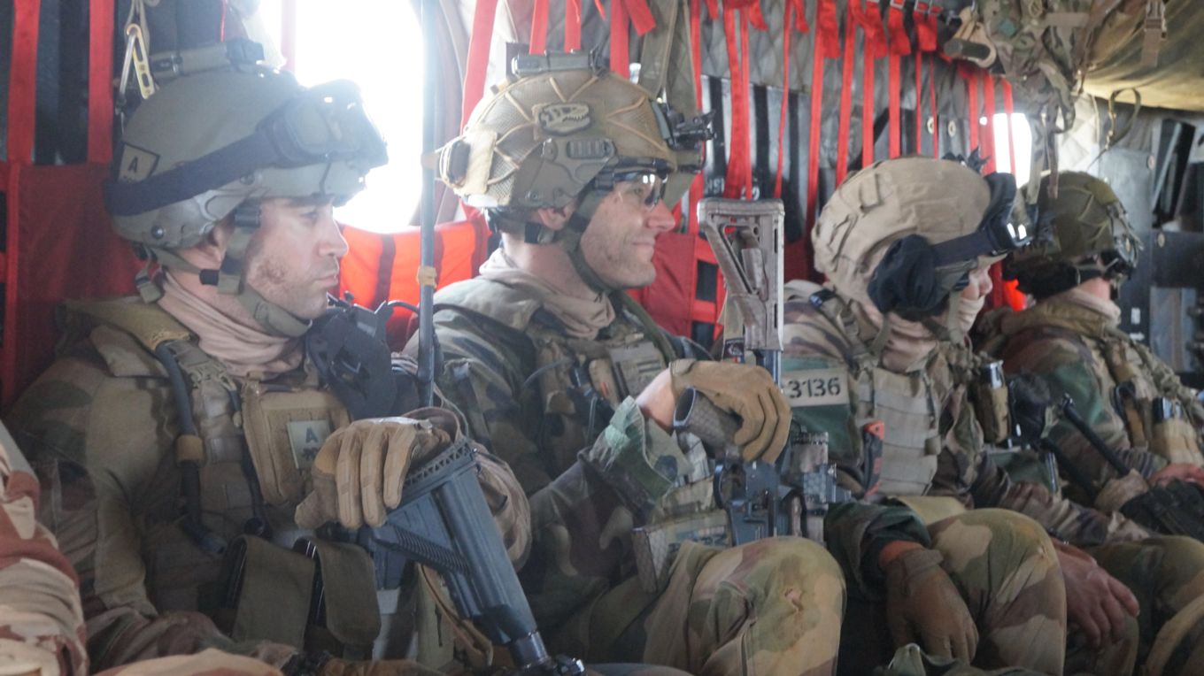 French troops onboard RAF Chinook lifting cargo to 1310 Flight and Joint Helicopter Support Unit operate in Mali.27072020 CREDITS RAF MOD .jpg