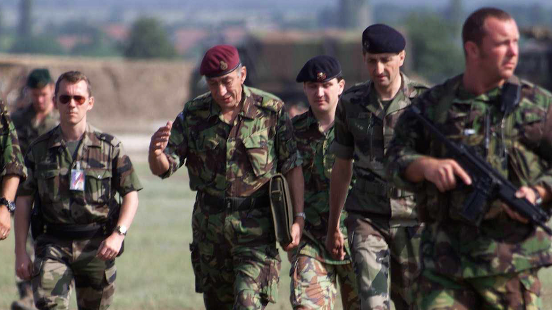 General Mike Jackson at French Base Kumanovo for talks with the Serb Military, June 1999 Image ID B4YXME CREDIT Alamy Stock Photo