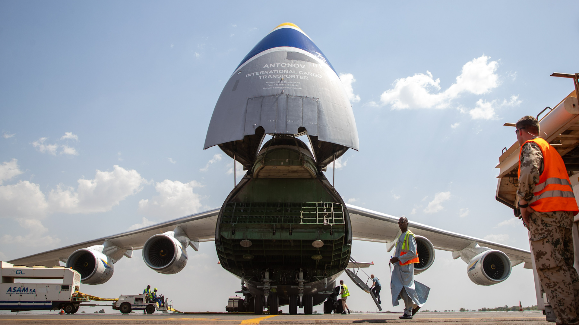Giant Antonov AN-124 aircraft brings German equipment home from Mali as UN peacekeeping mission draws to a close (Picture: Bundeswehr im Einsatz X).