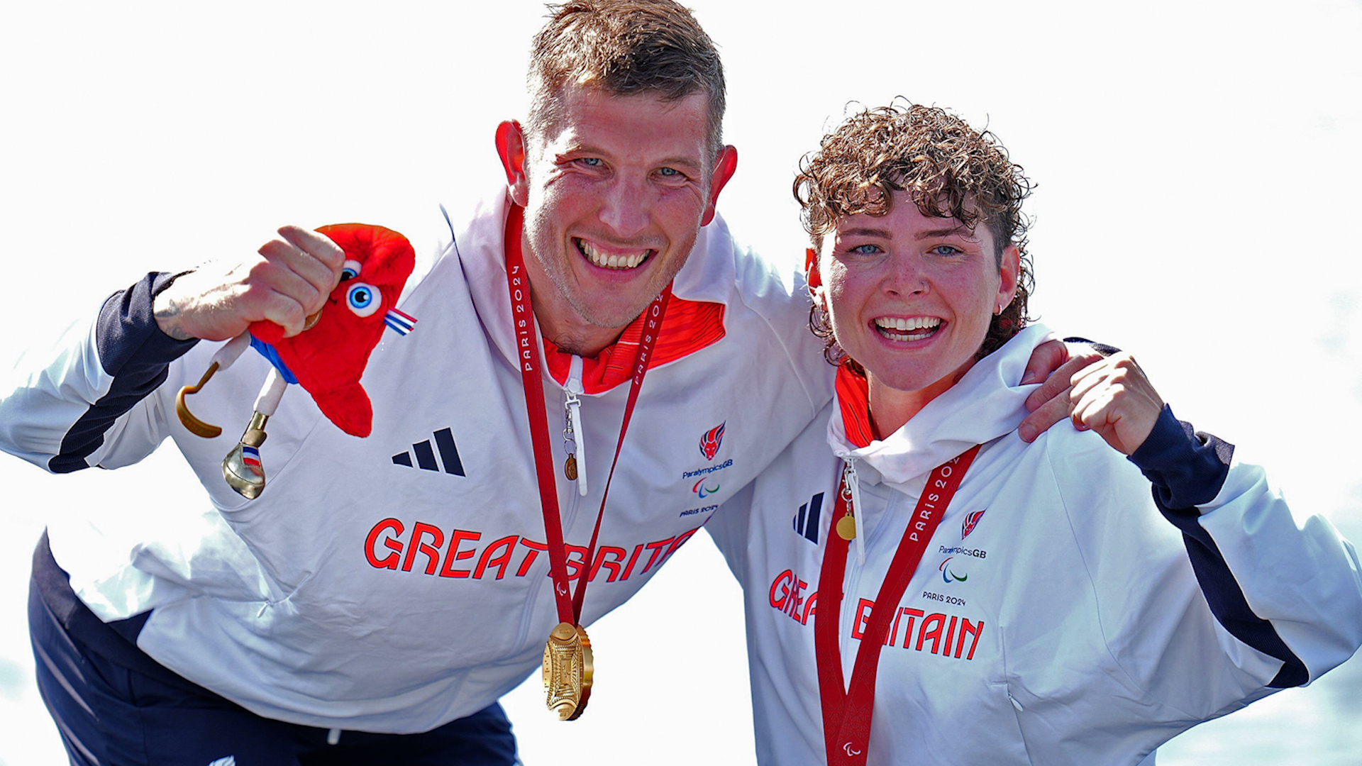 Gold medalists Gregg Stevenson and Lauren Rowles at awarding ceremony for the para rowing PR2 Mixed Doubles Sculls event at the Paris 2024 Paralympic Games Image ID 2Y07B12 010924 CREDIT Alamy Stock Photo