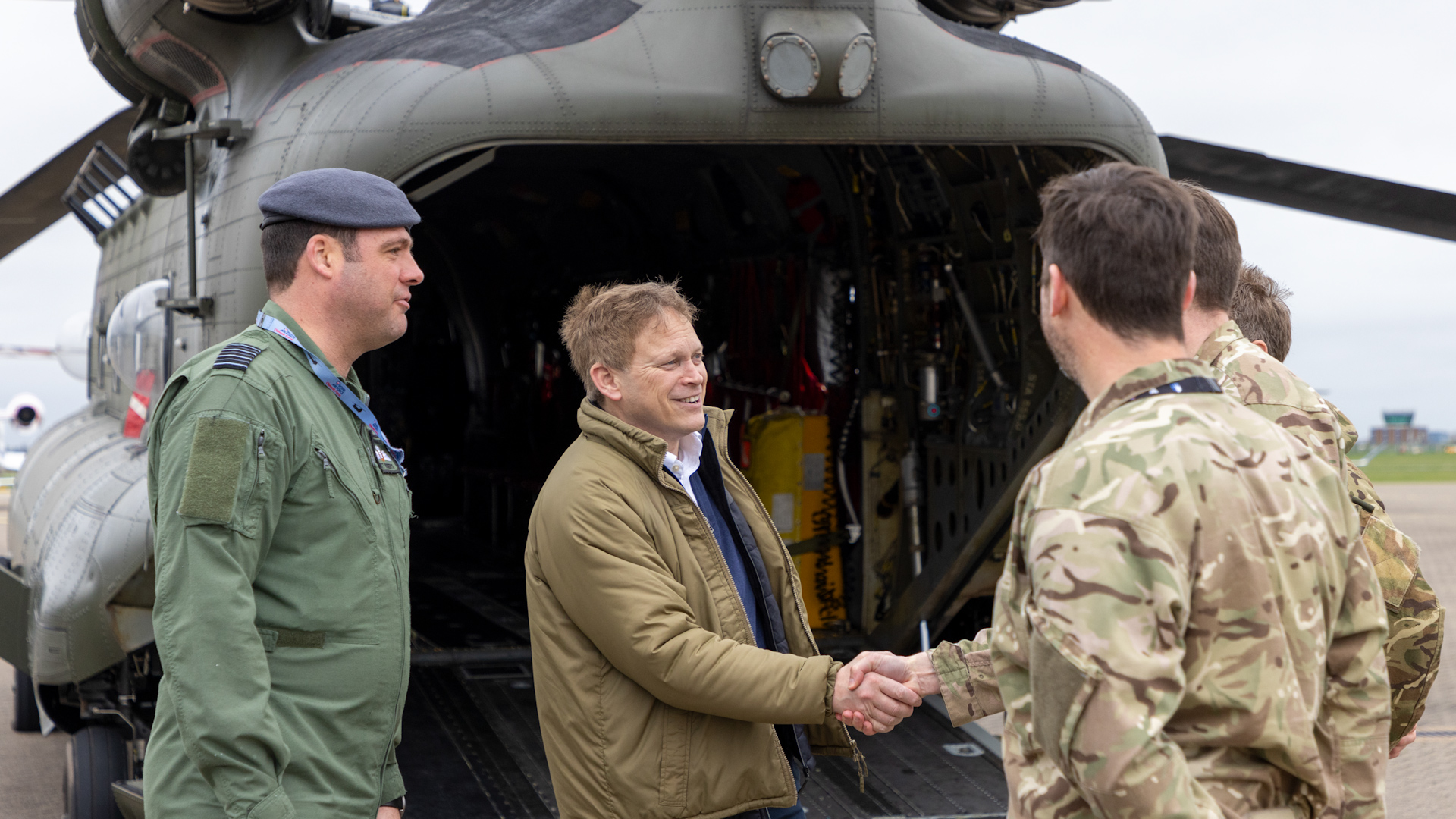 Grant Shapps meets an RAF Chinook crew