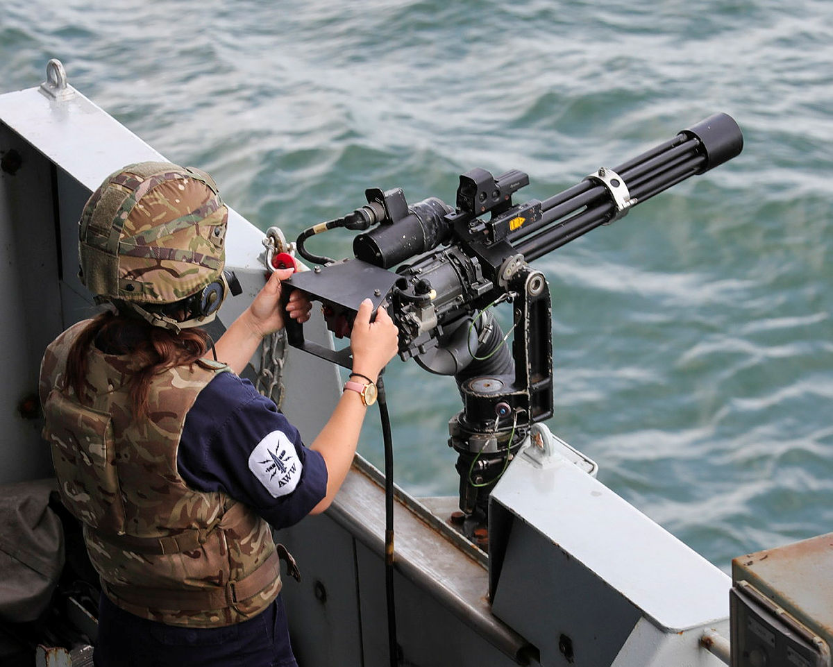 HMS Albion gunner operating a minigun wearing ECBA vest credit MOD.jpg 