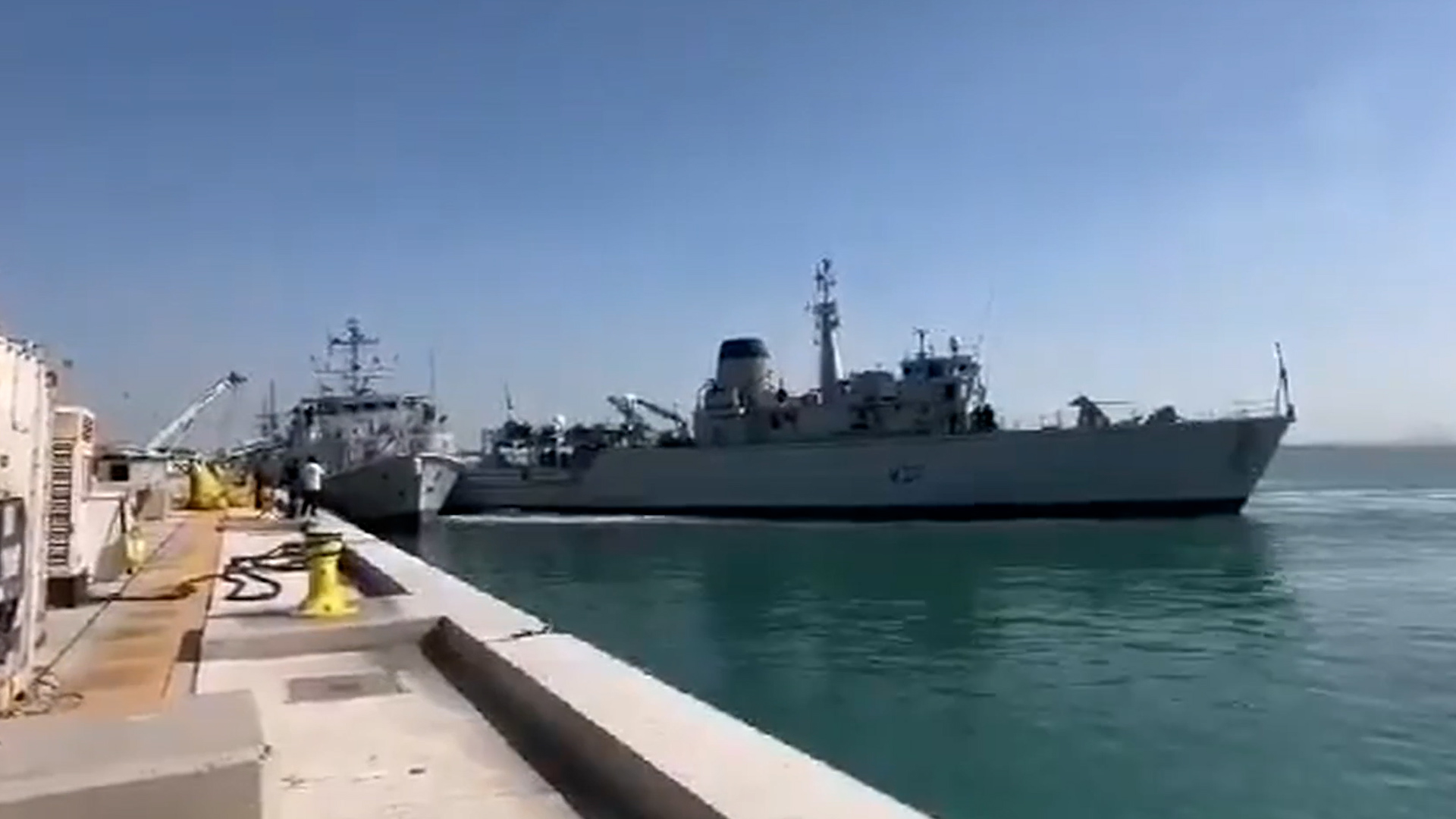 HMS Chiddingfold crashing into HMS Bangor in Bahrain