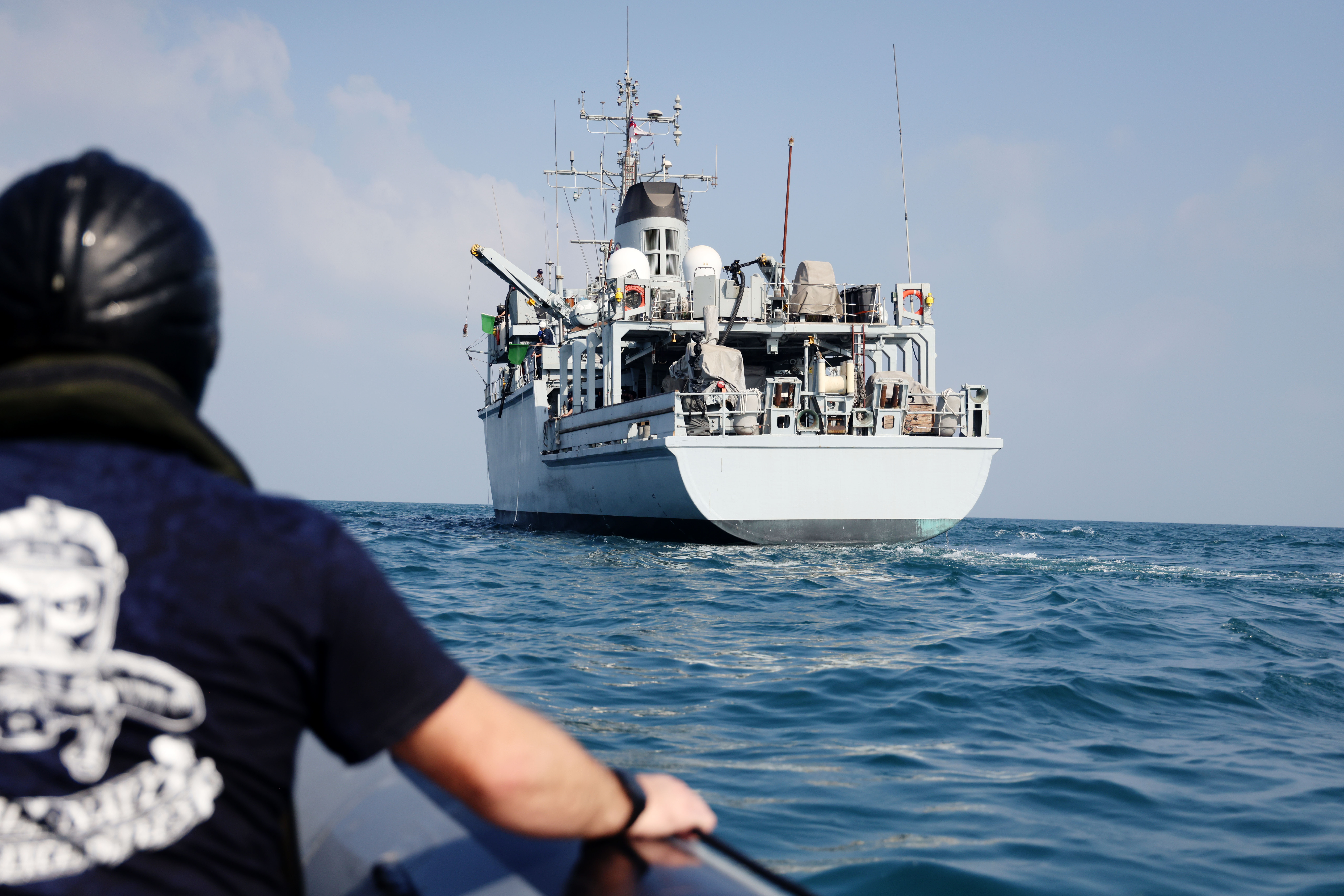 HMS Chiddingfold's dive boat returns to the minehunter in the central Gulf (Picture: Royal Navy).