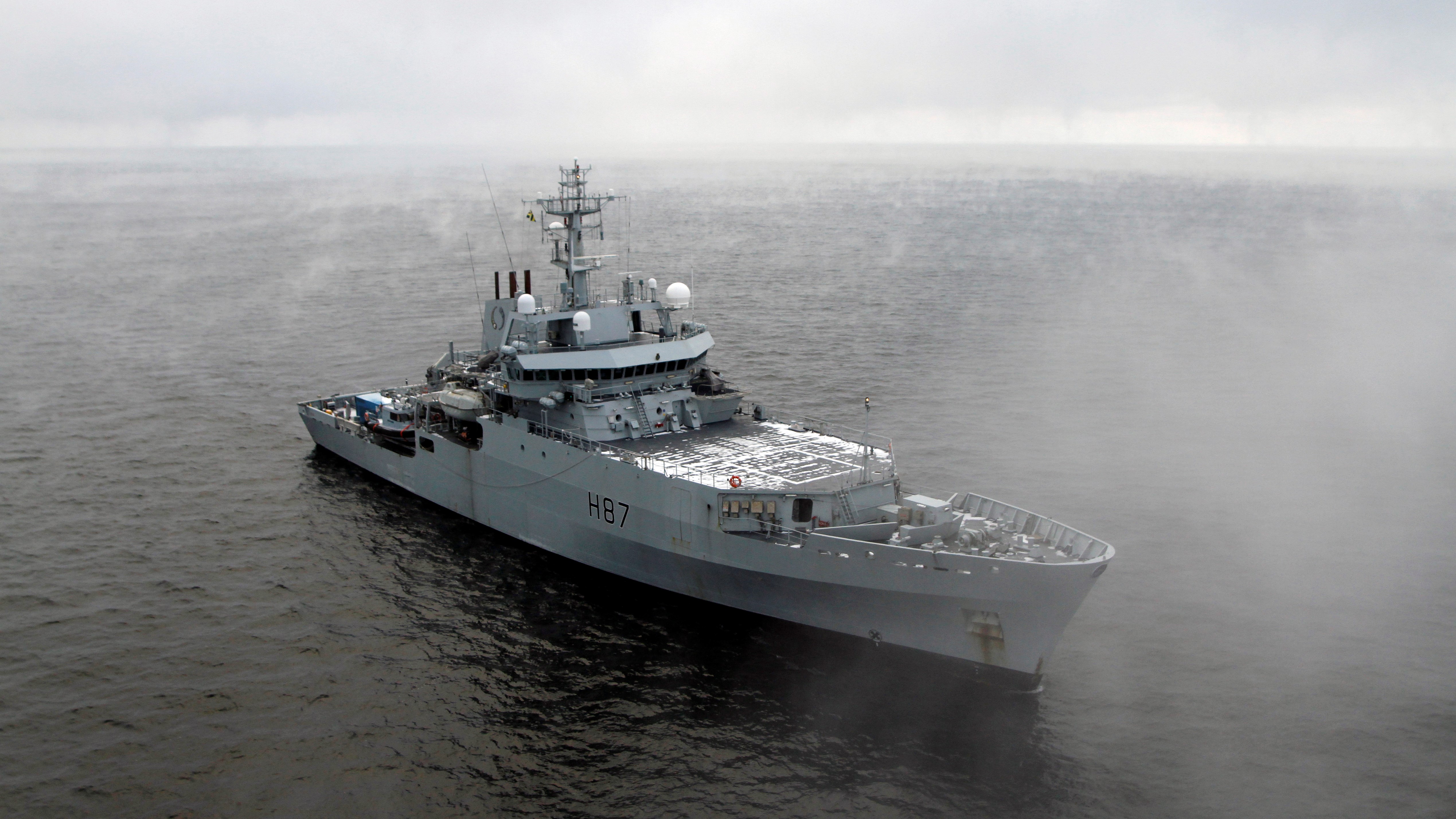 HMS Echo sailing through the Barents Sea