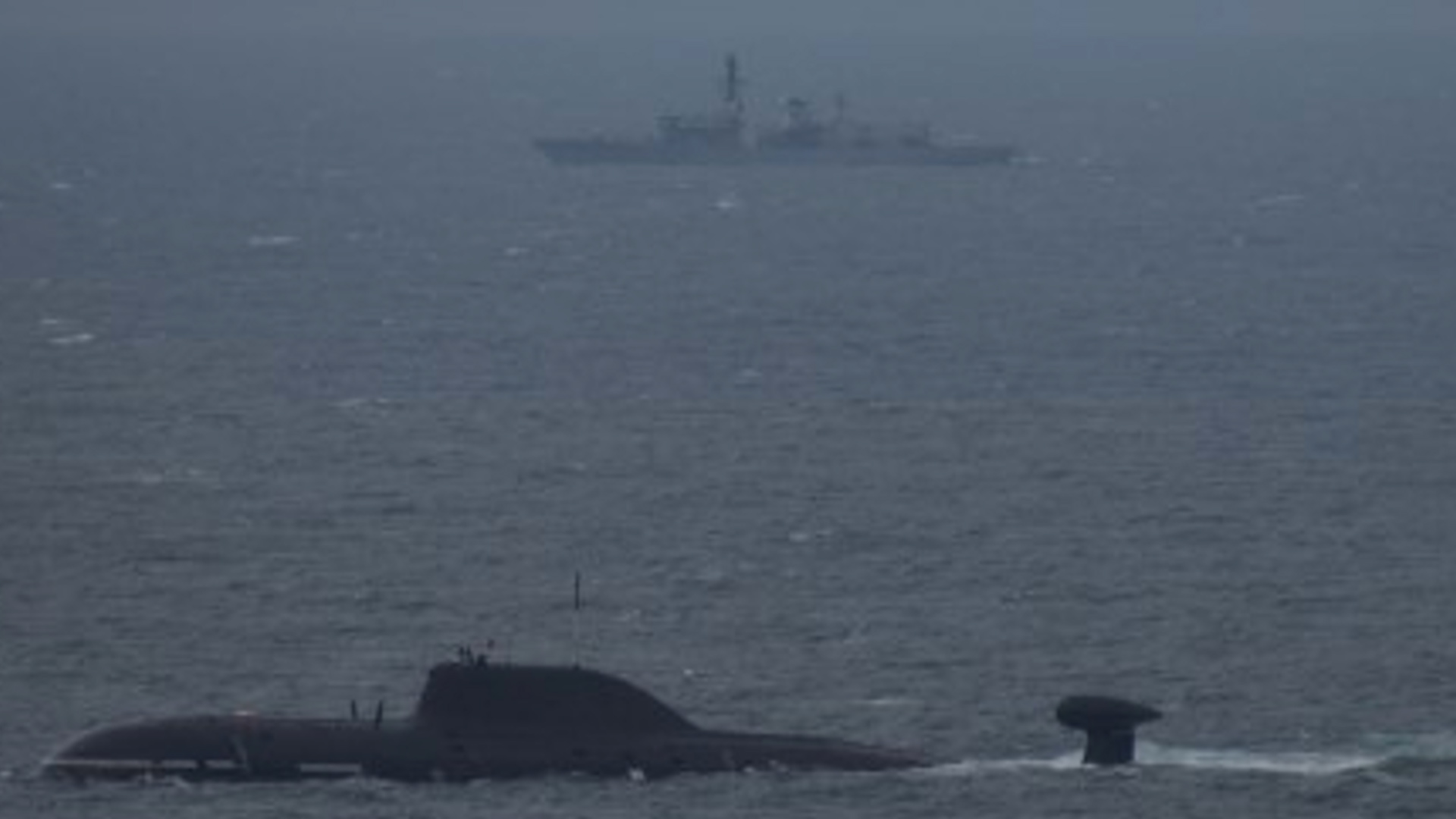 HMS Portland shadows Akula-class attack submarine Vepr DATE UNKNOWN CREDIT Royal Navy.jpg 