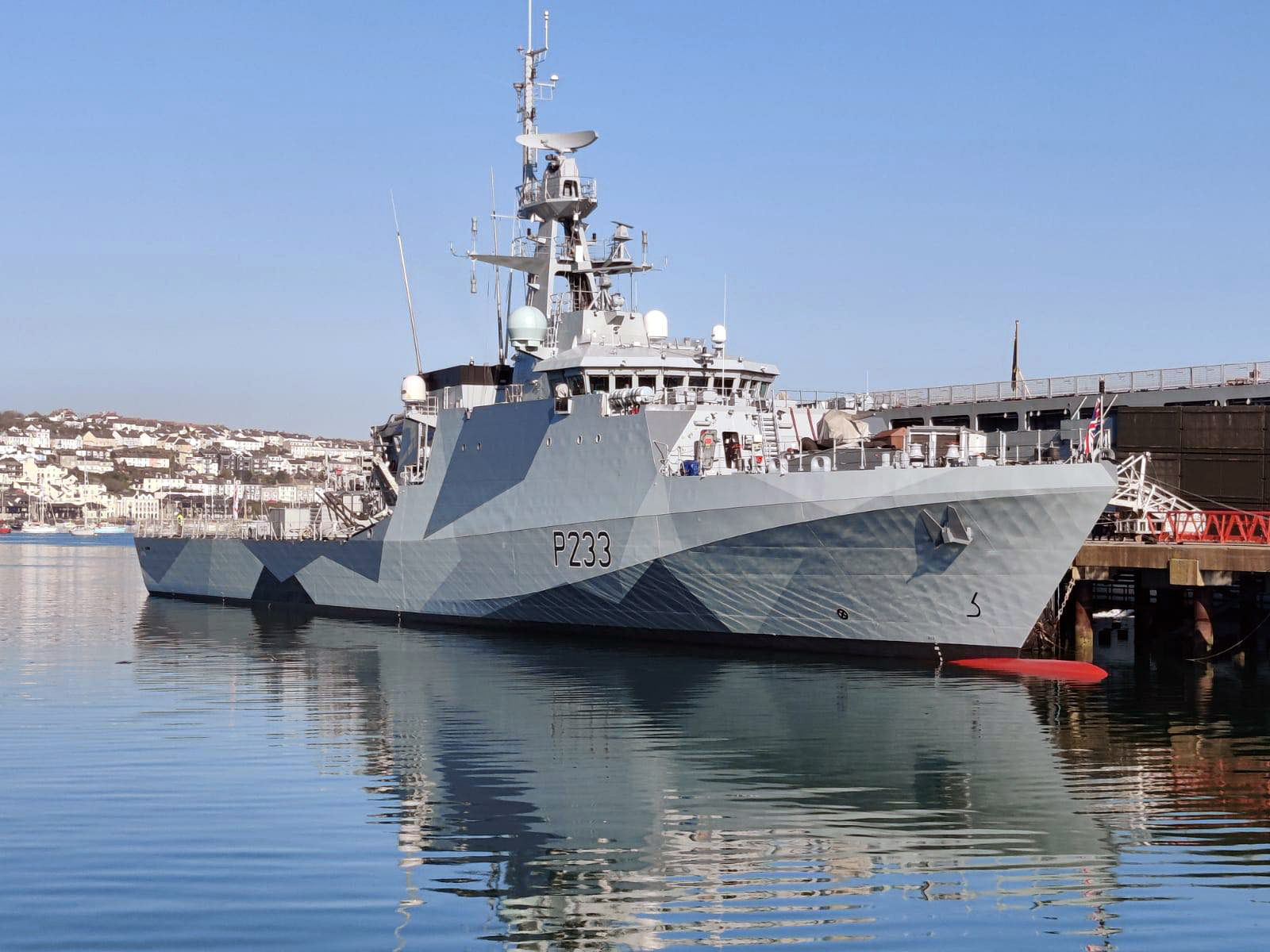 HMS Tamar is the first Royal Navy vessel to get dazzle camouflage since end of WW2 (Picture: Royal Navy(.