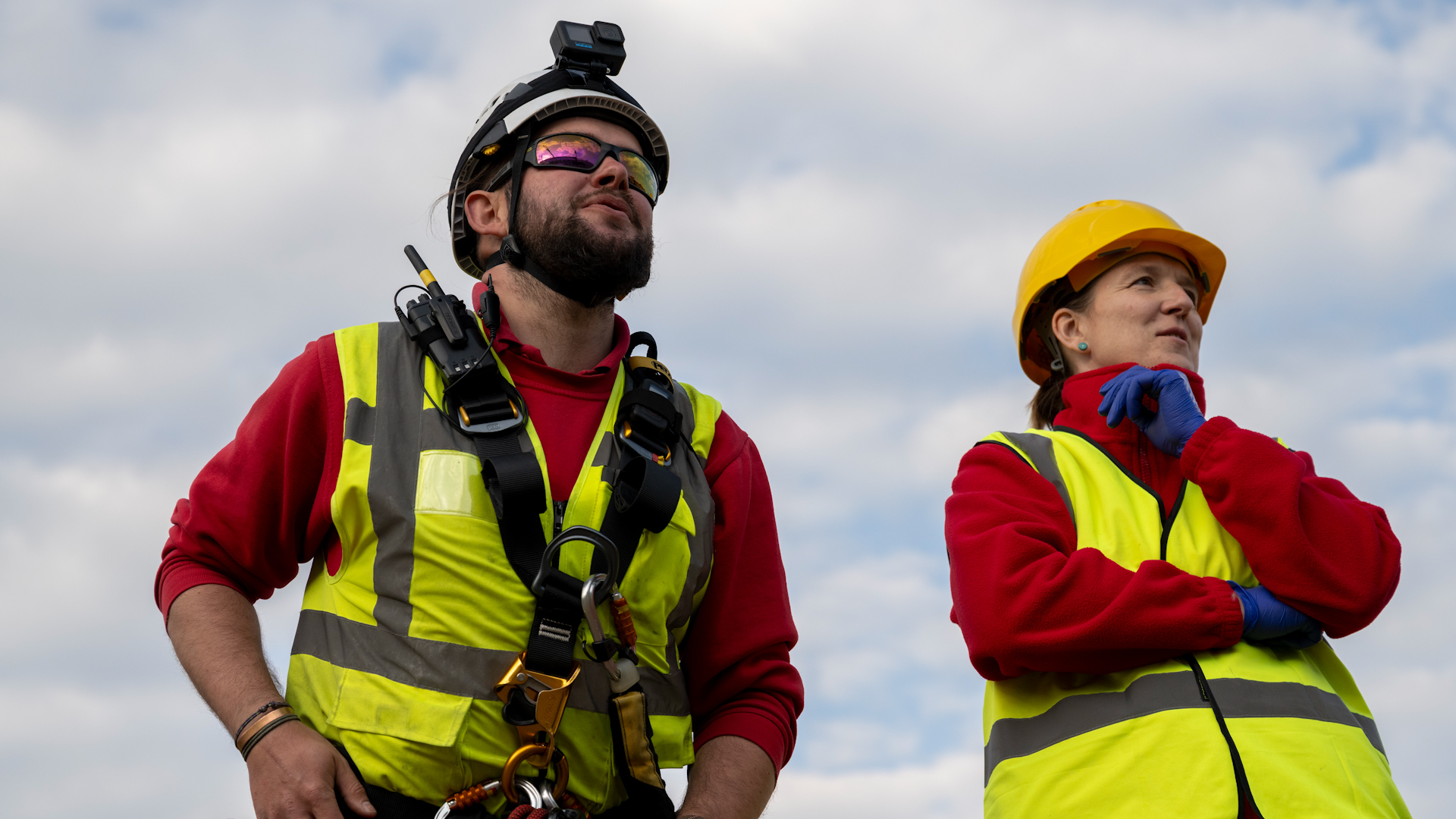 Stuart Sheldon, Lead Rigger and Angela Middleton, Head of Connservation preparing the mast of HMS Victory