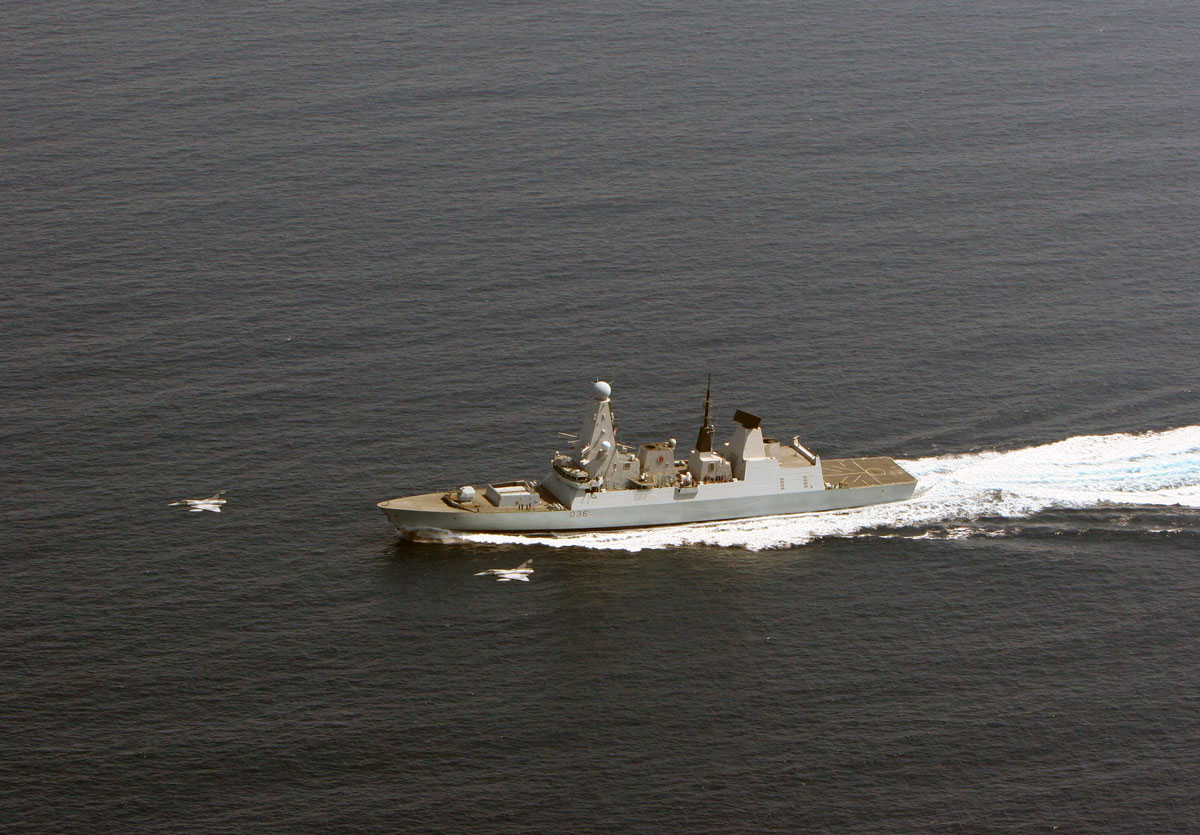 HMS Defender Set To Support French Carrier Group On IS Mission