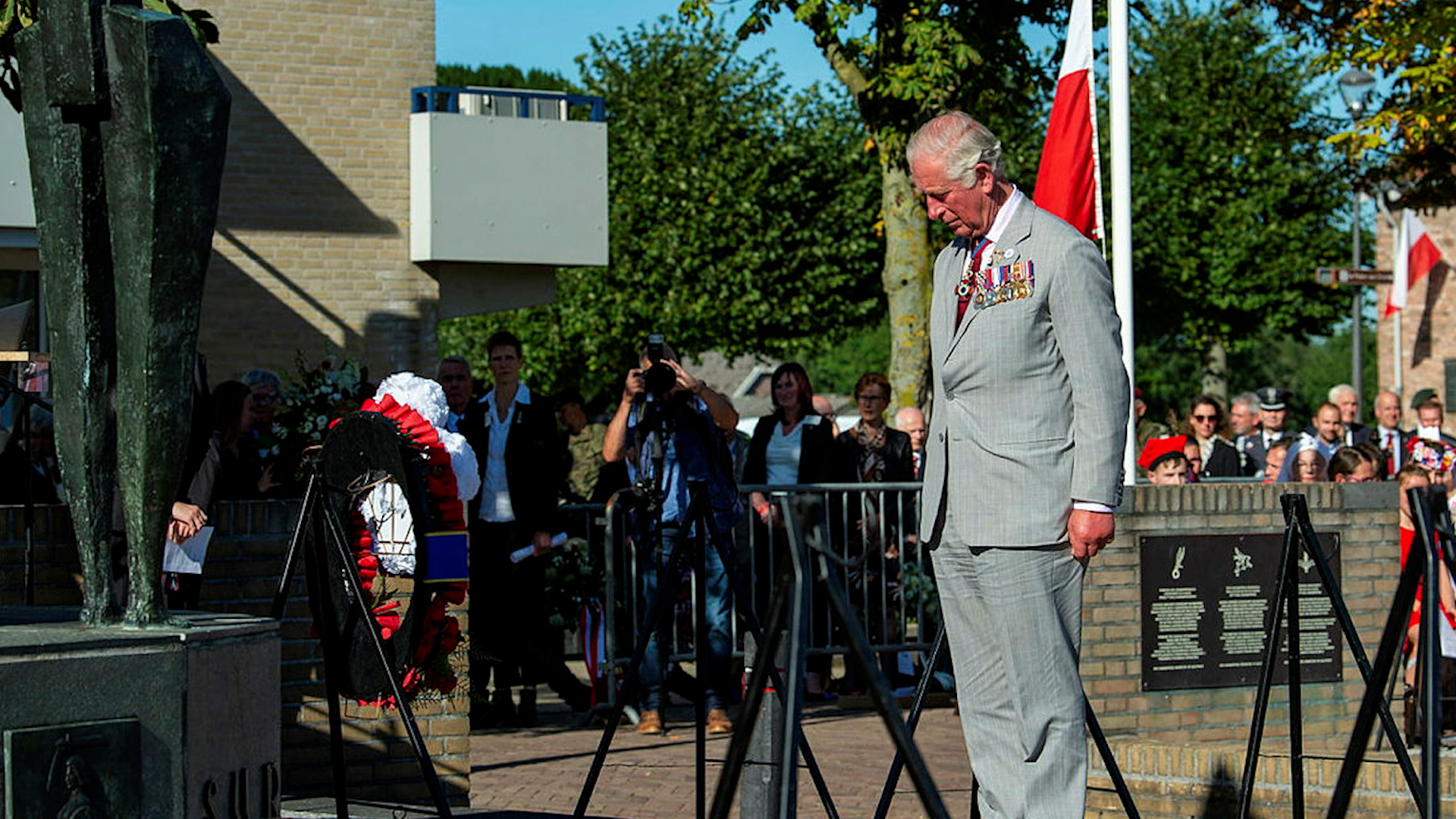 The King paid tribute to the bravery of Polish paratroopers during Operation Market Garden